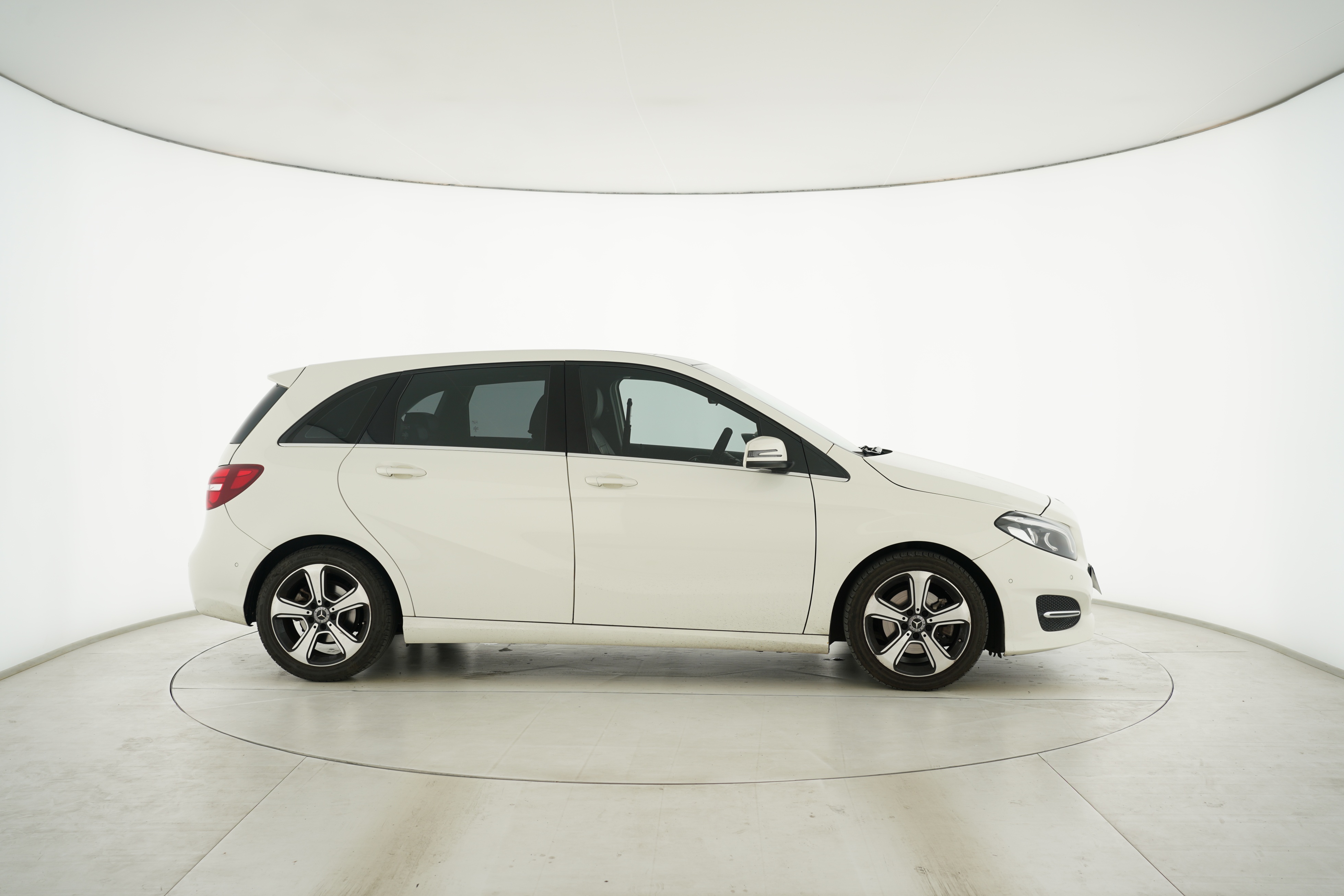 Mercedes Benz B-Class 2023 — фото 11