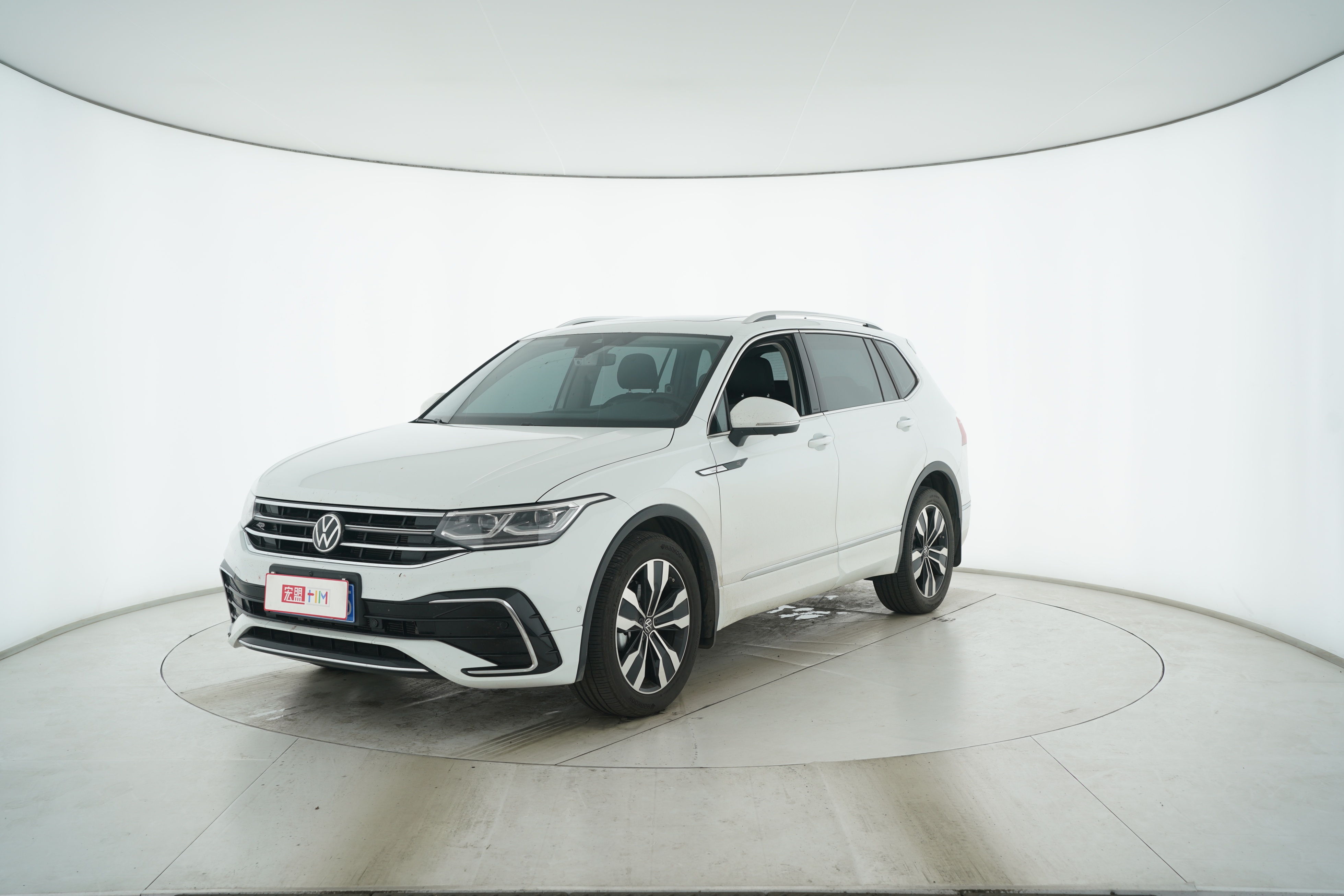 Volkswagen Tiguan L 2023 — фото 1