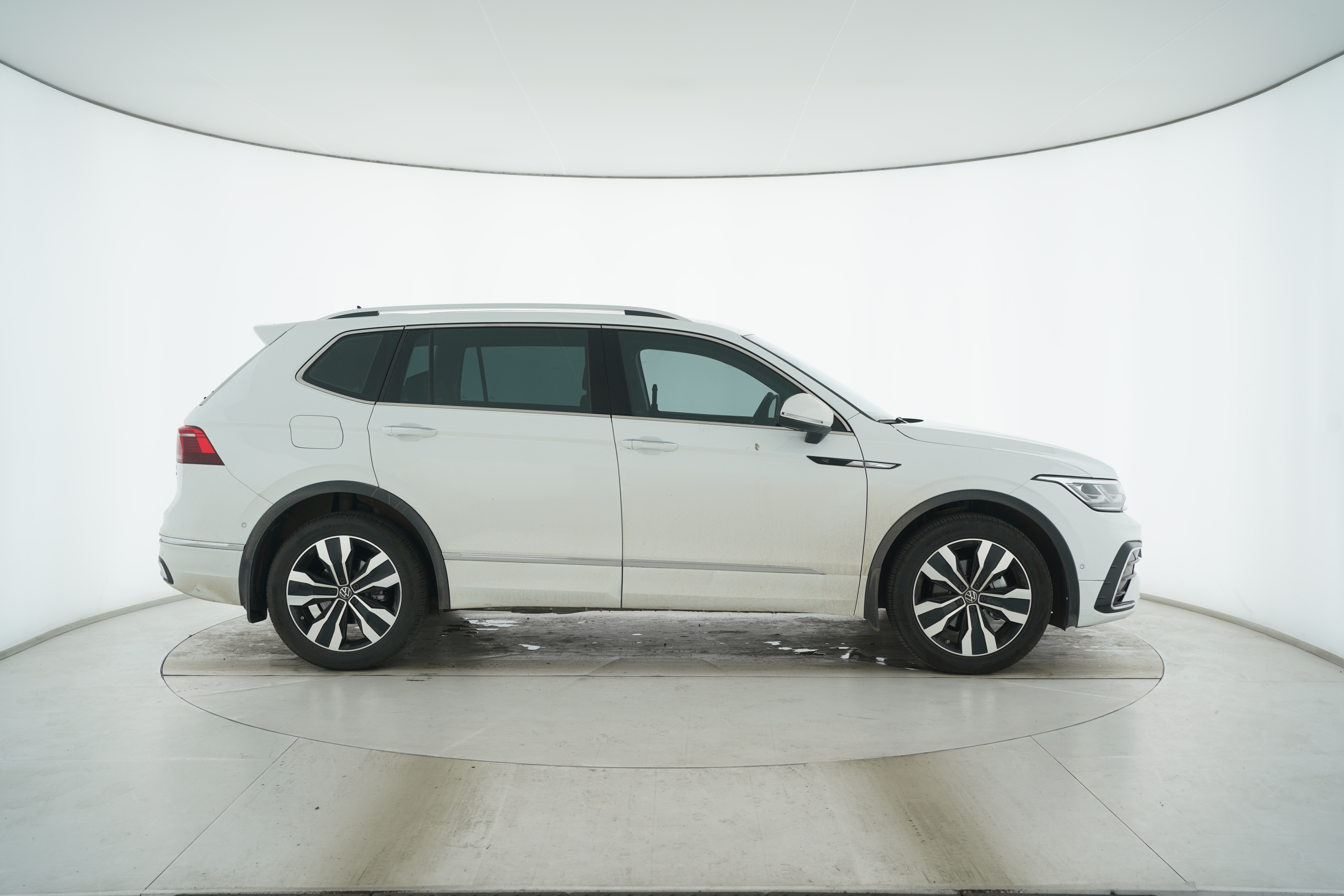 Volkswagen Tiguan L 2023 — фото 11