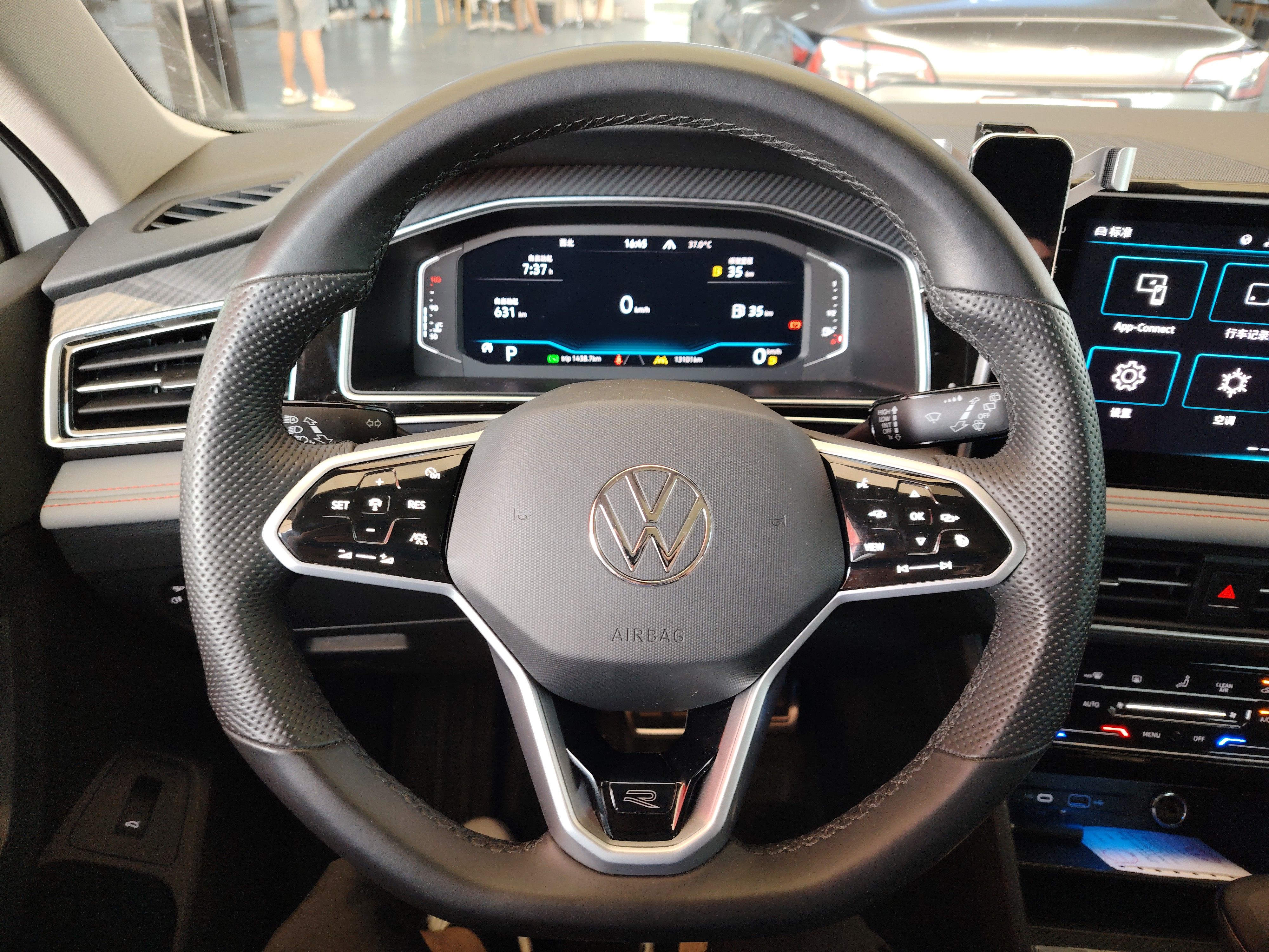 Volkswagen Tiguan L 2023 — фото 15
