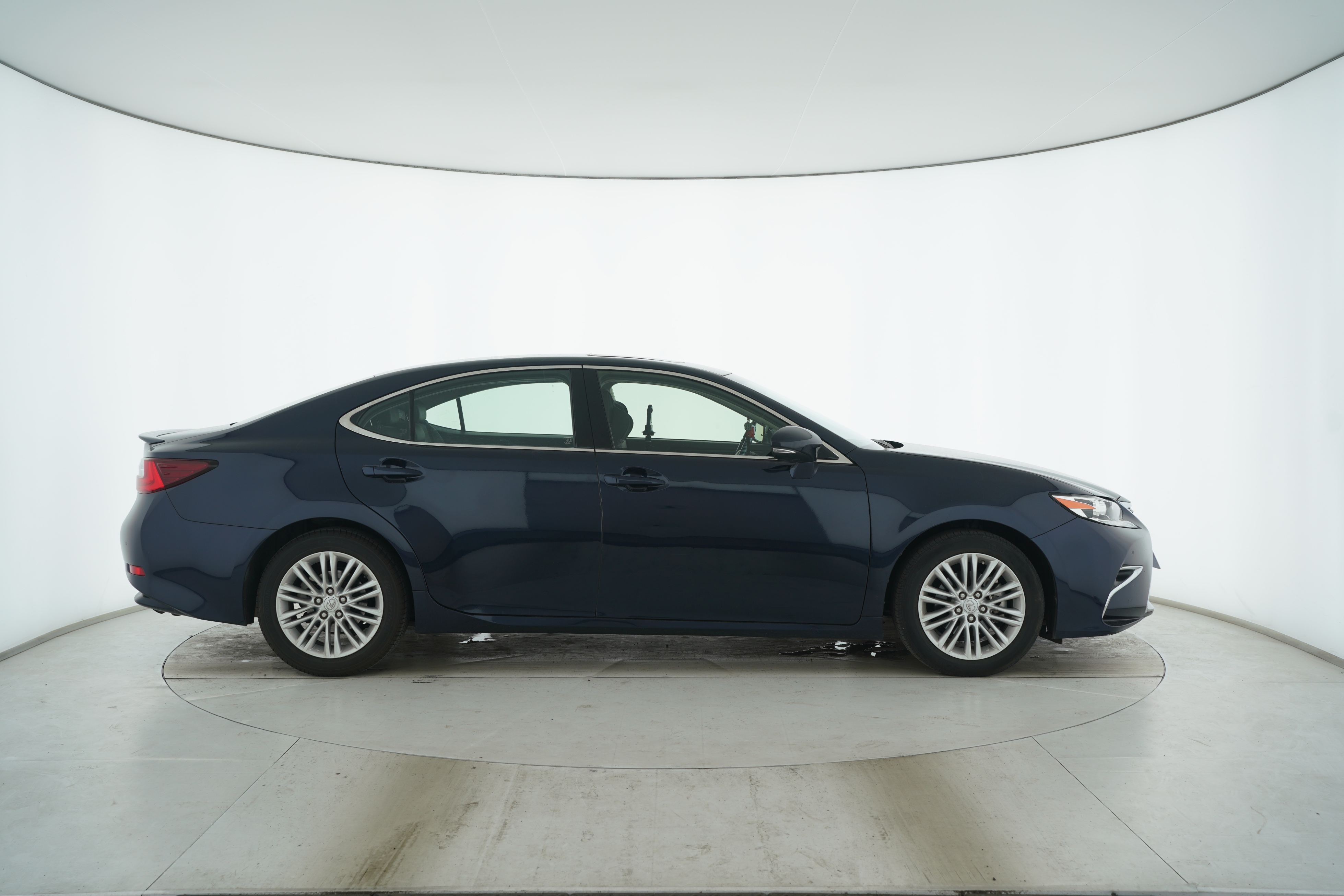 Lexus ES 2017 — фото 11