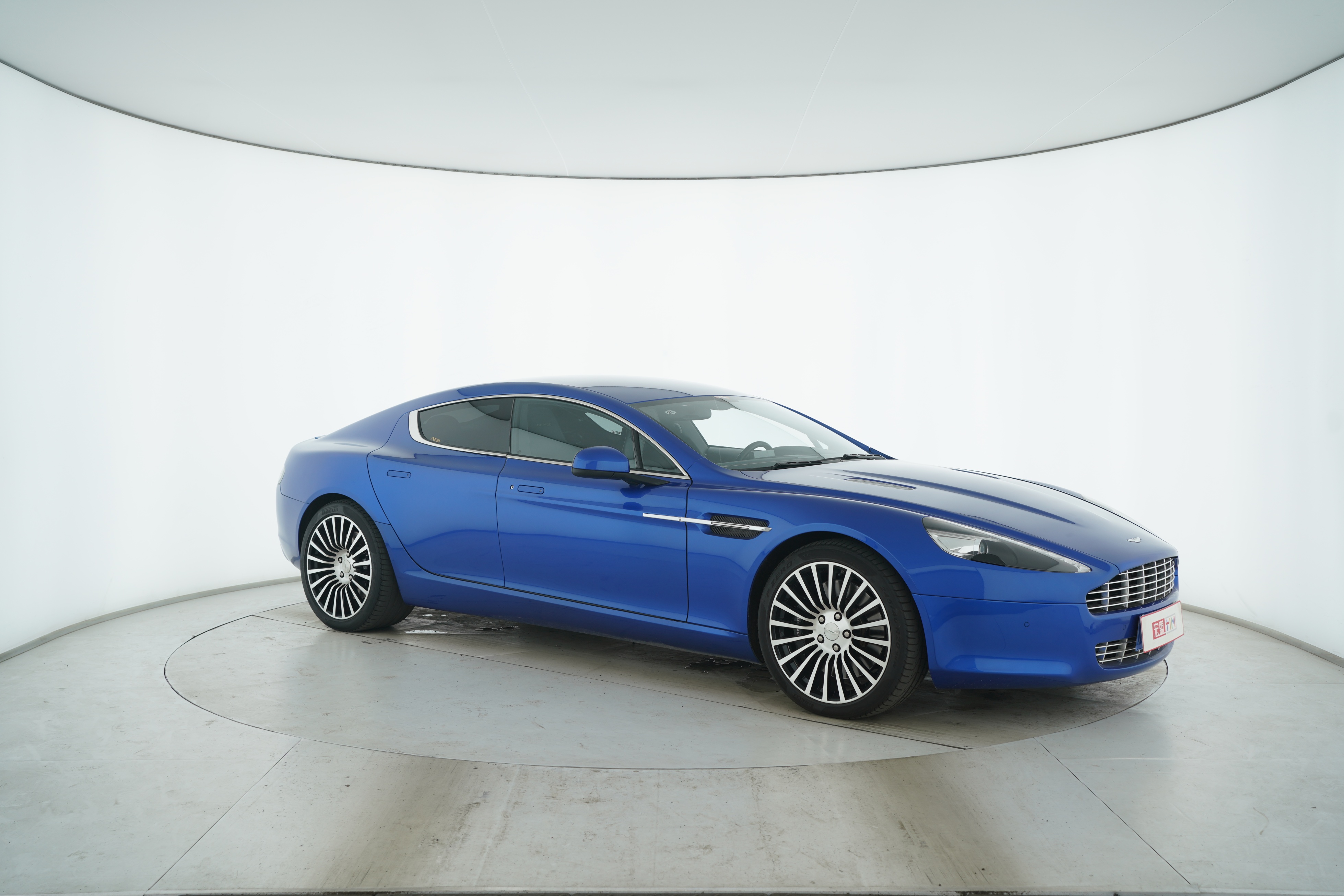 Aston Martin DB9 2010 — фото 10