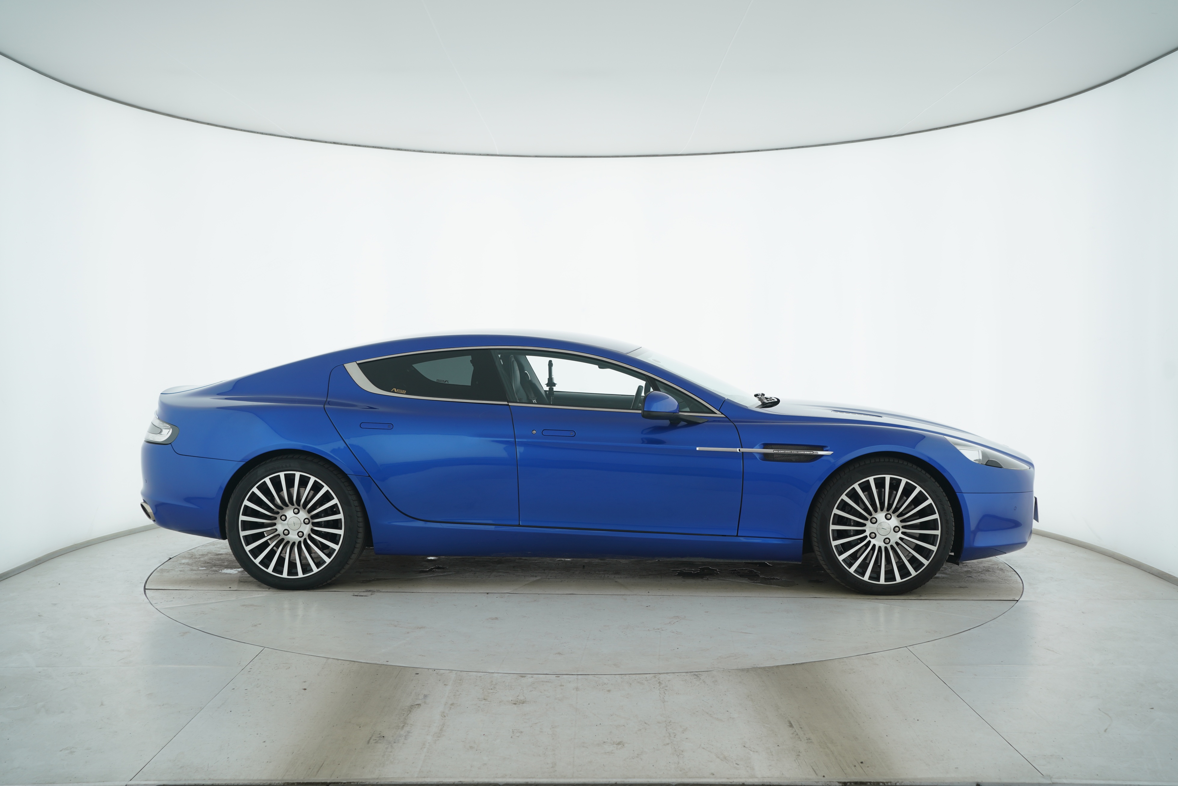 Aston Martin DB9 2010 — фото 11