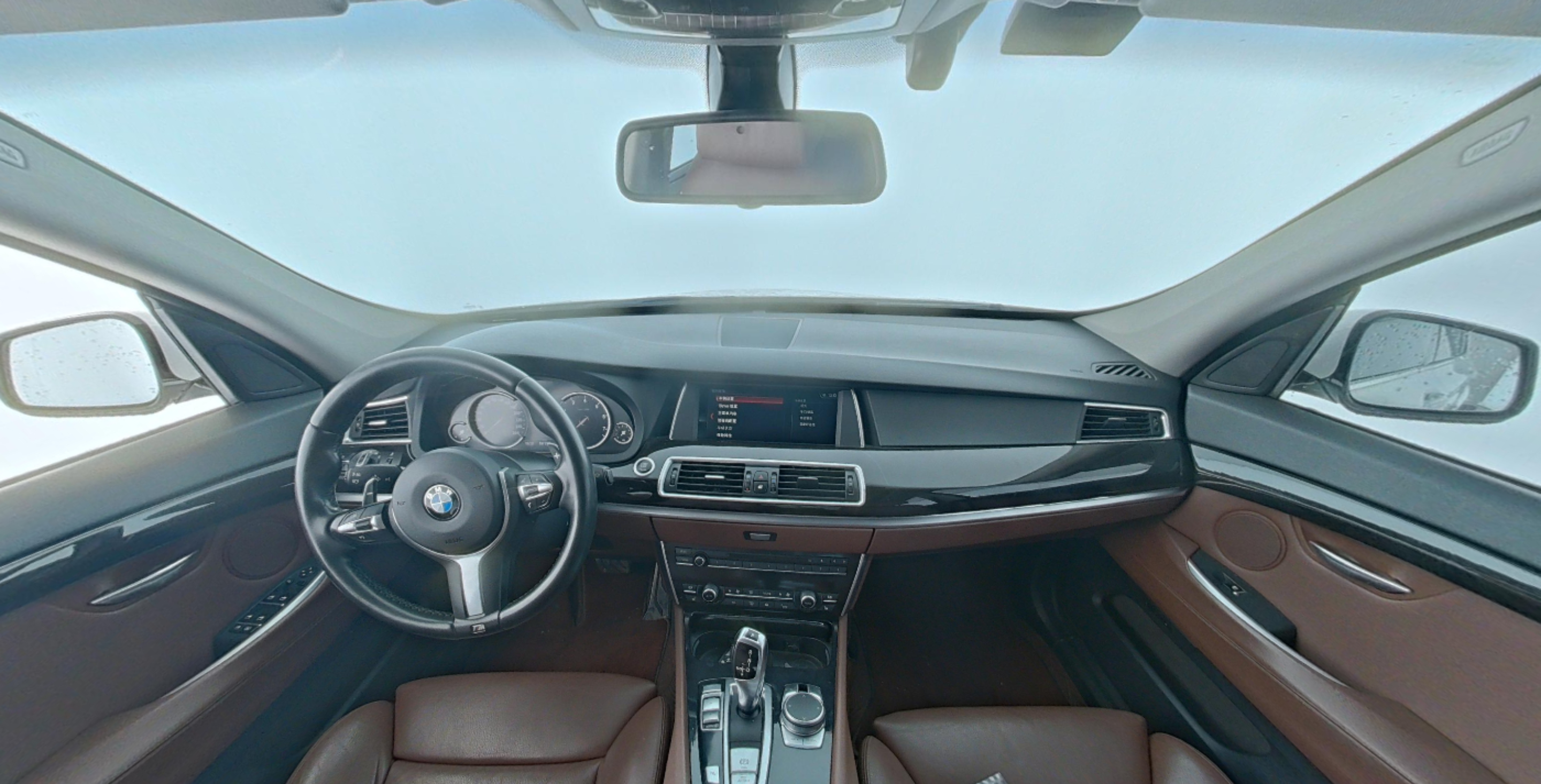 BMW 5 Series GT 2011 — фото 14