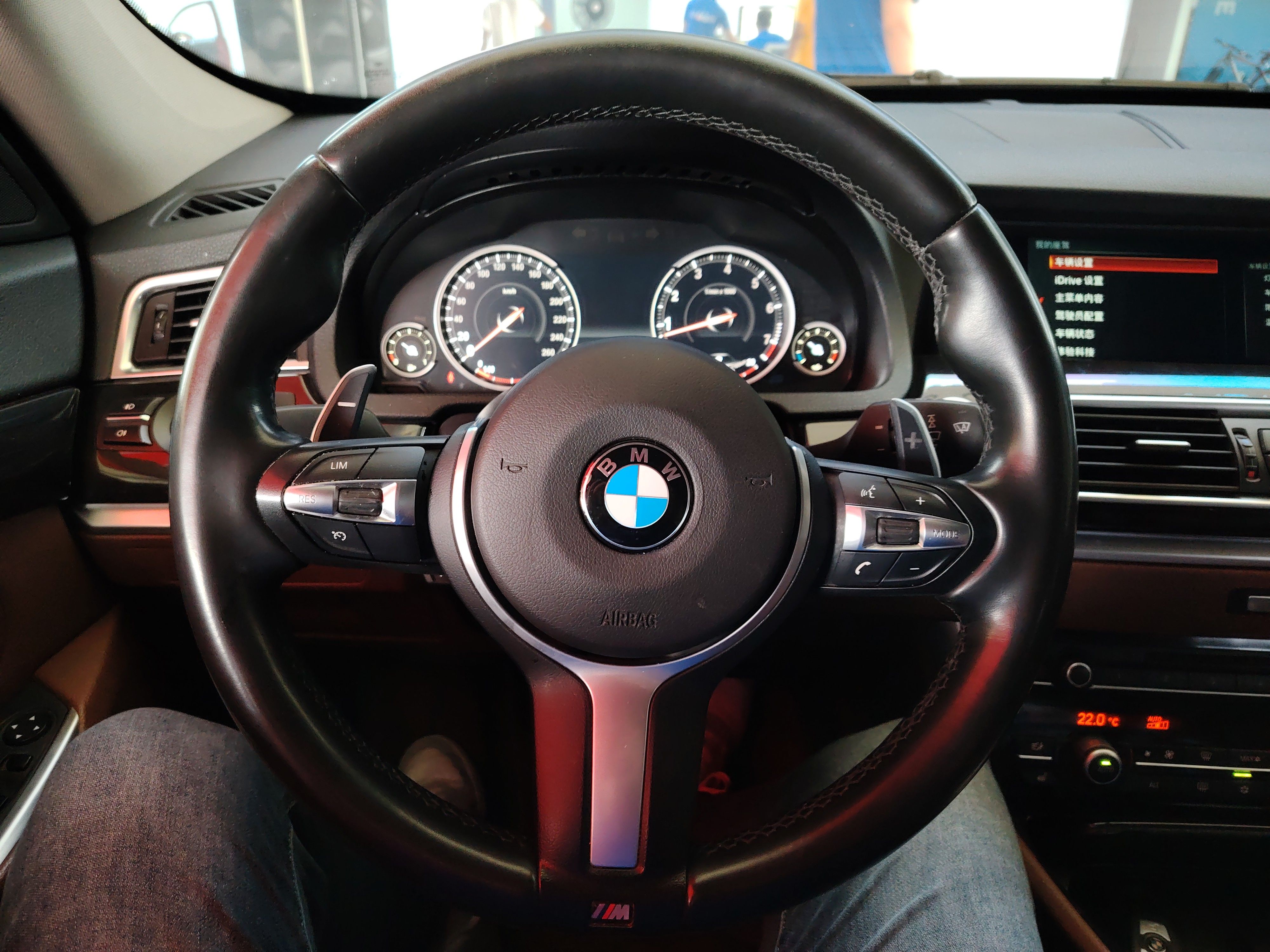 BMW 5 Series GT 2011 — фото 15