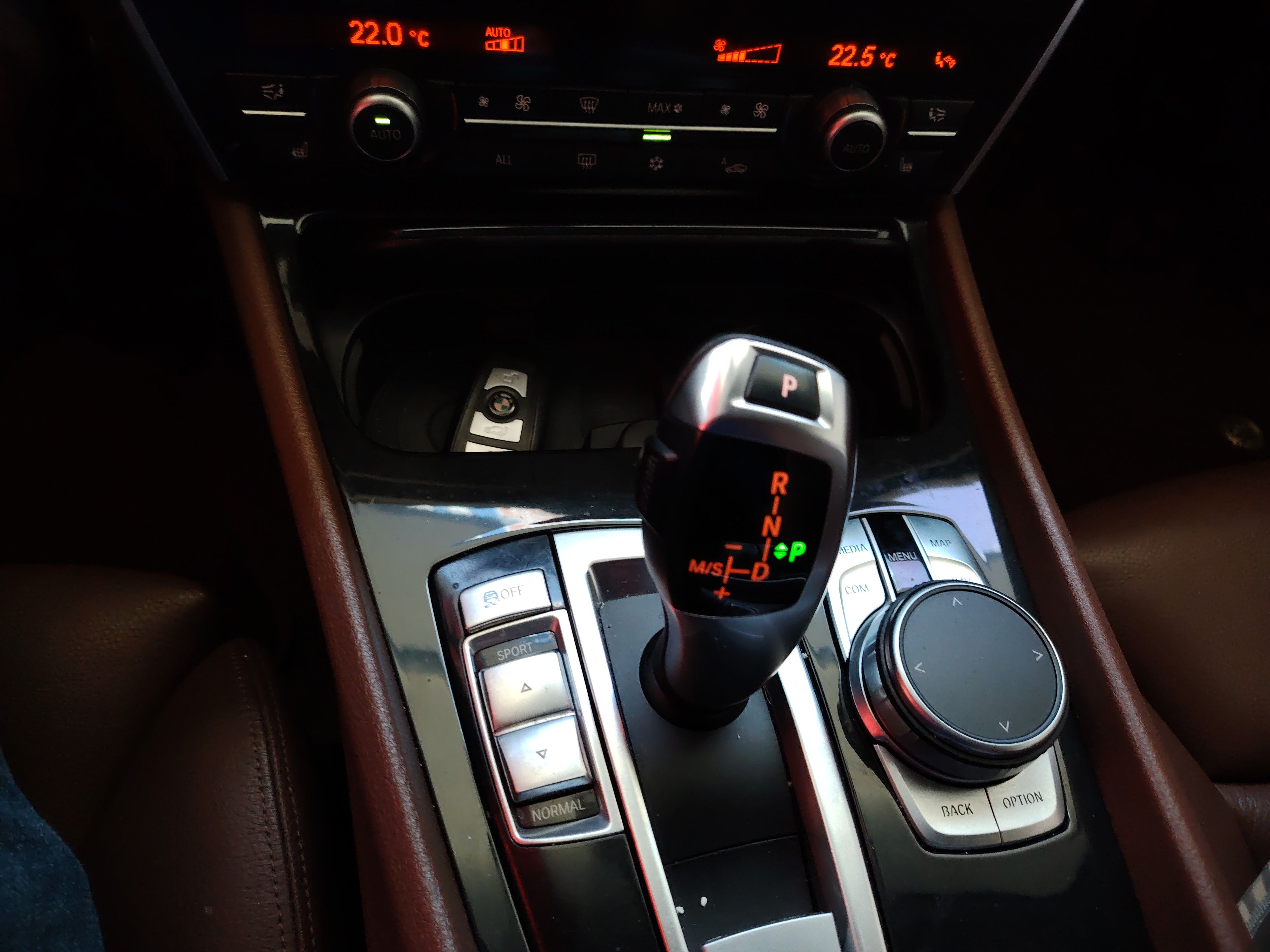 BMW 5 Series GT 2011 — фото 16