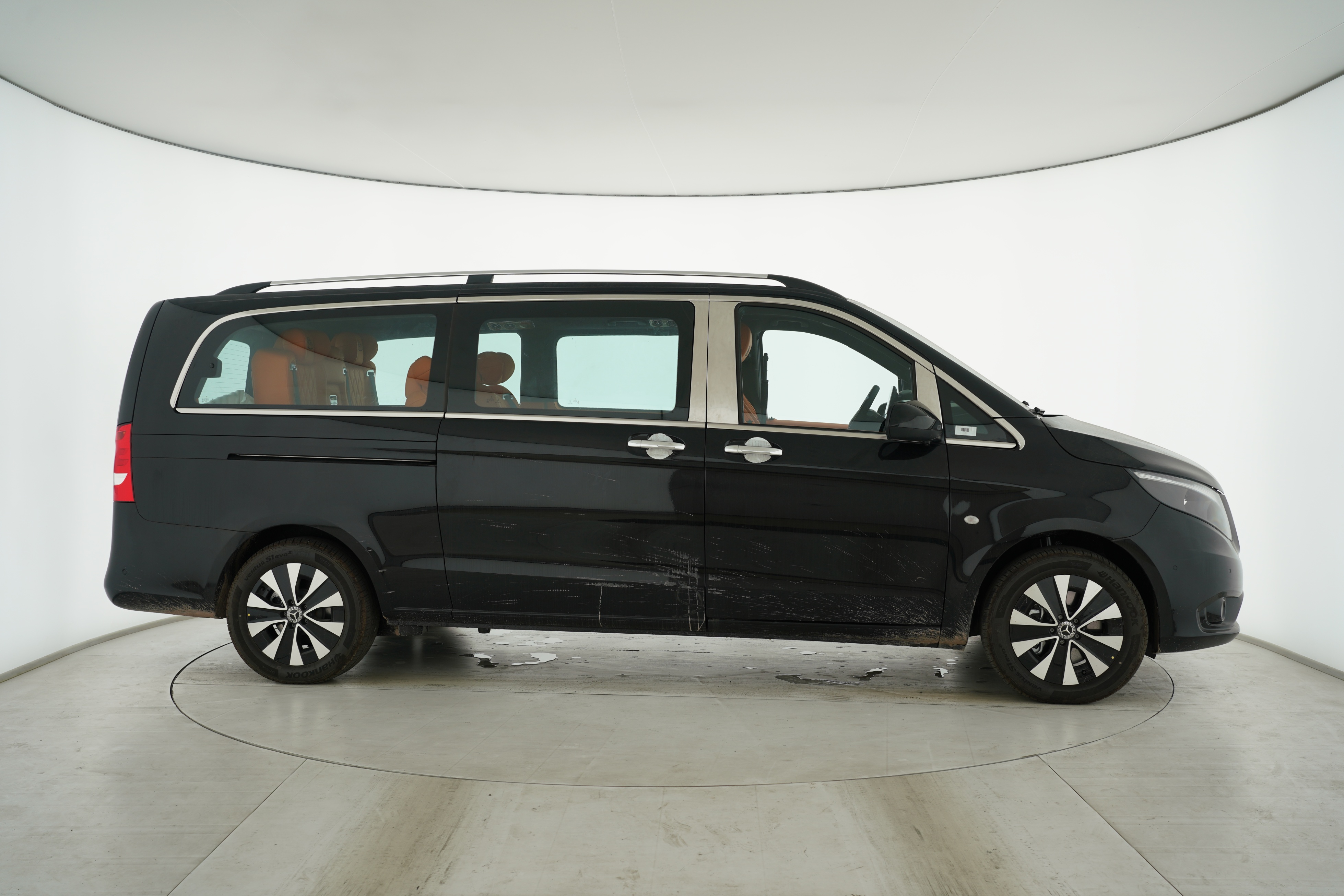 Mercedes Benz V-Class 2022 — фото 11