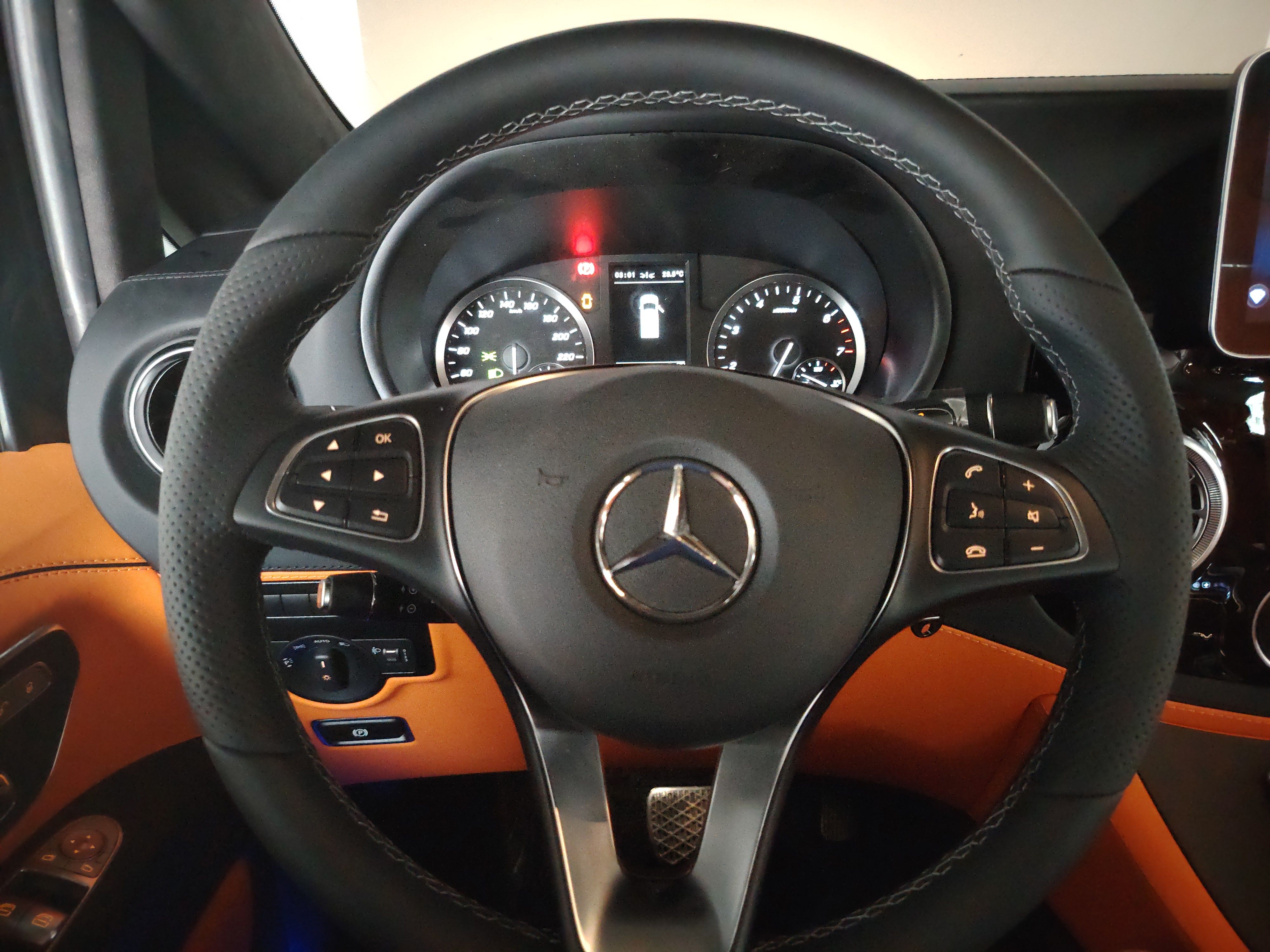 Mercedes Benz V-Class 2022 — фото 15