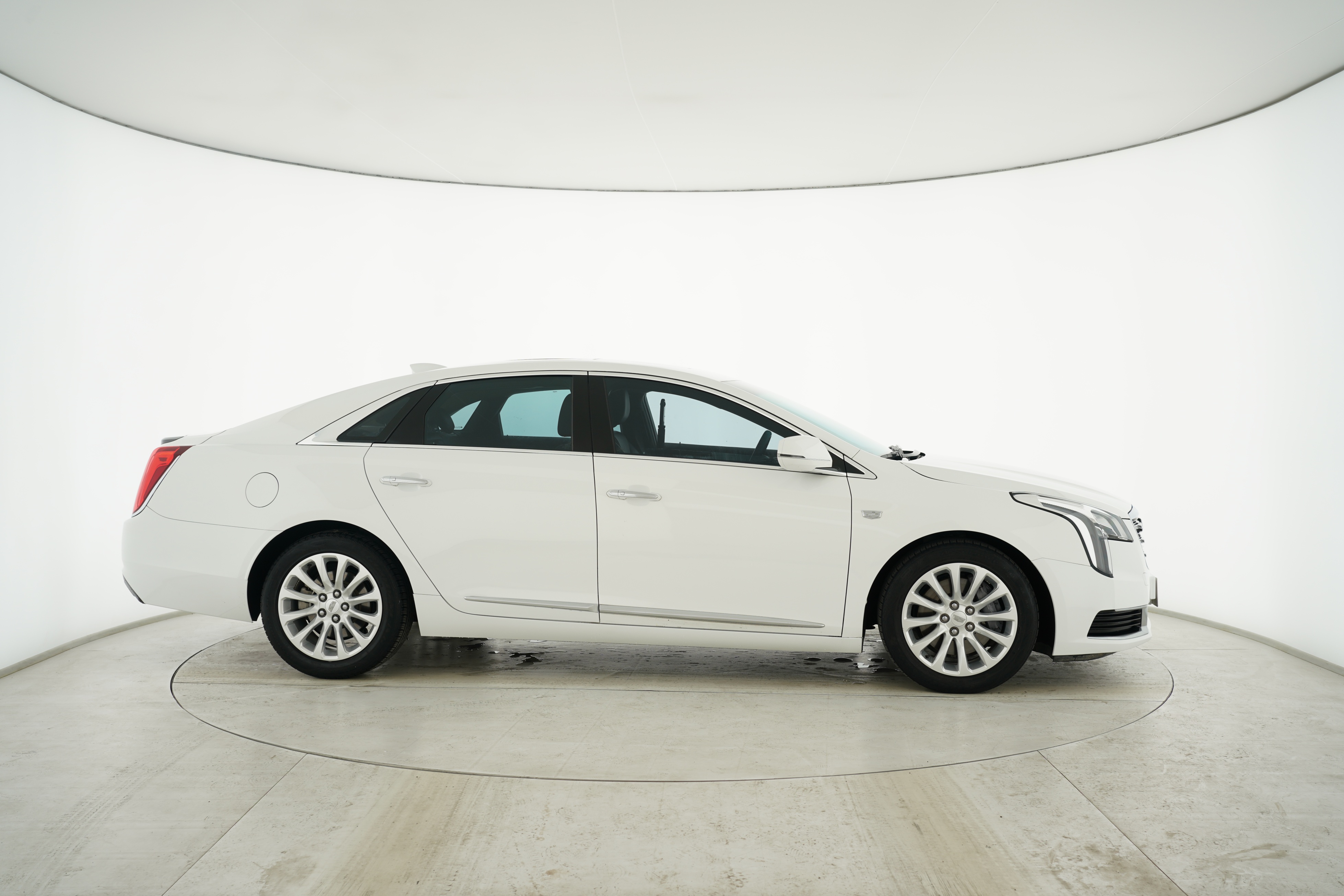 Cadillac XTS 2018 — фото 11