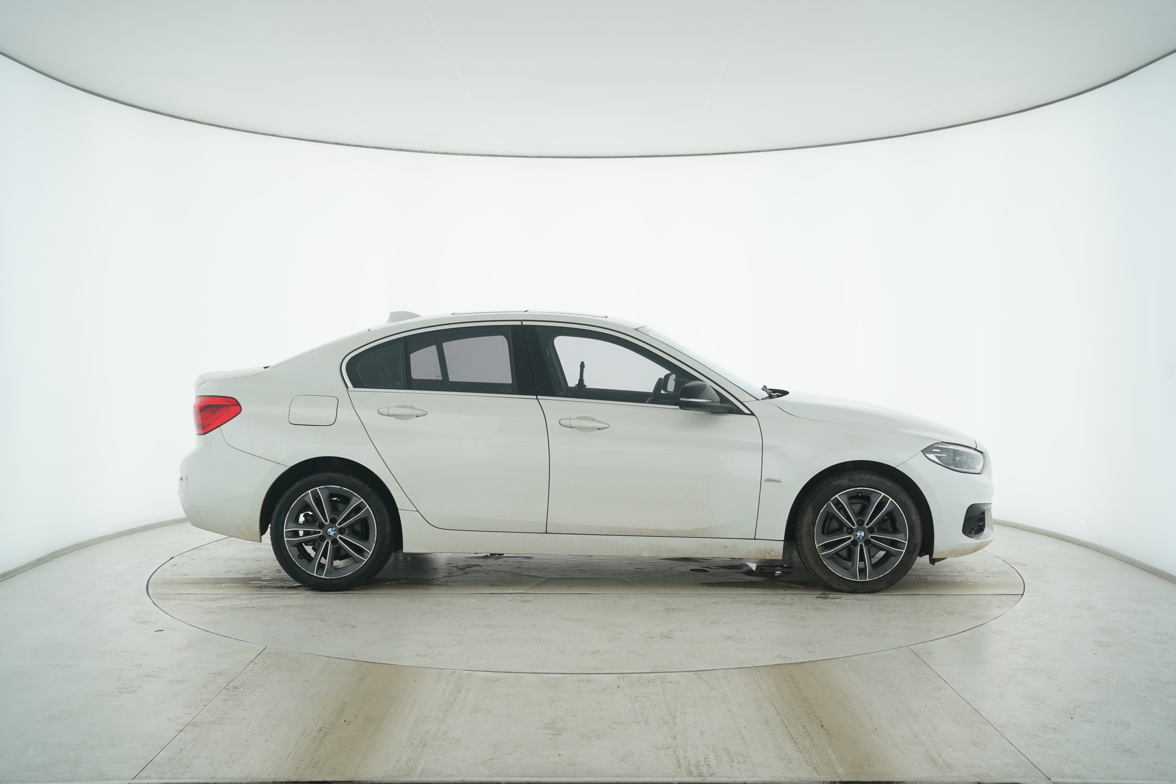 BMW 1 Series 2018 — фото 11