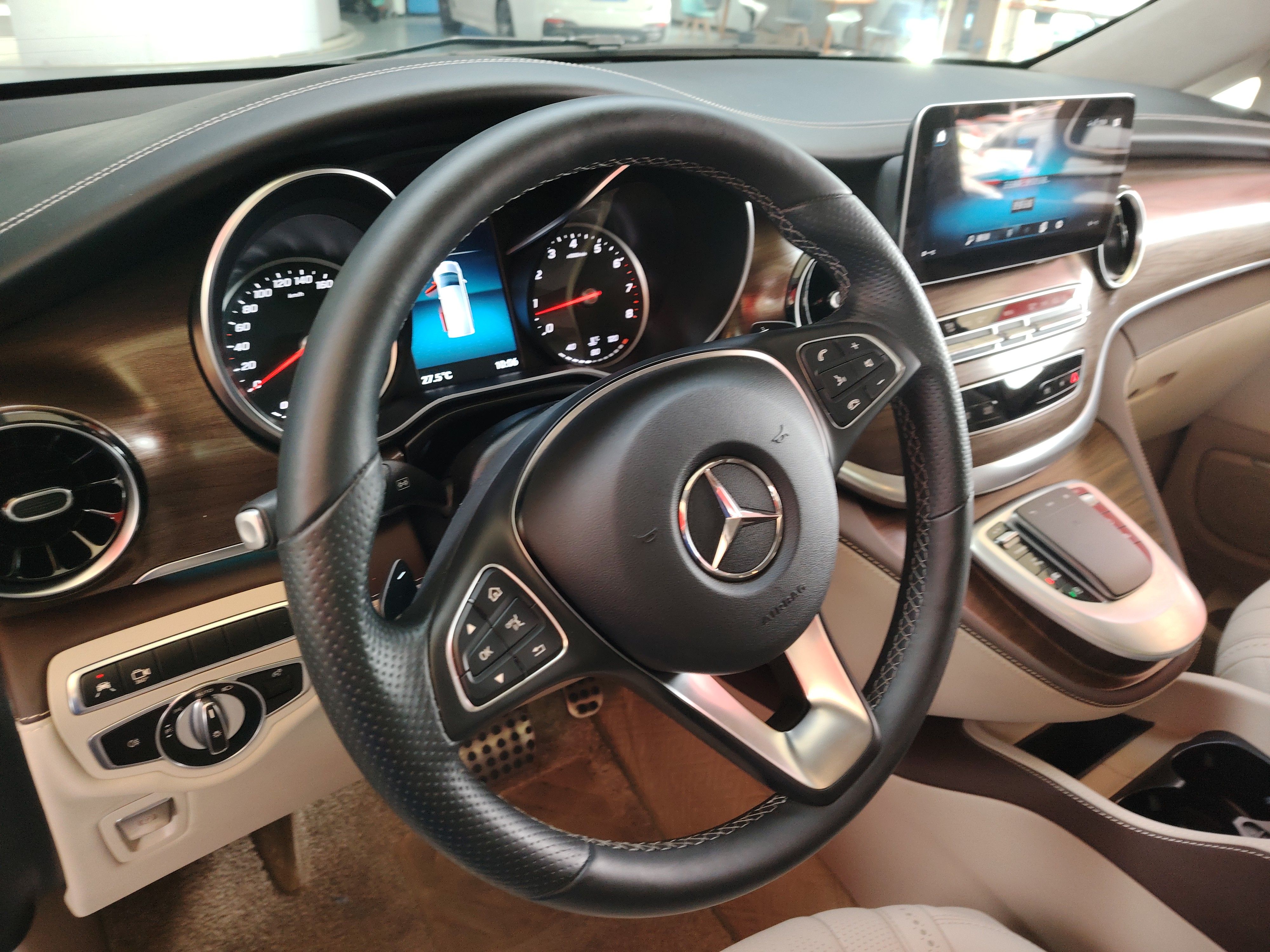 Mercedes Benz V-Class 2020 — фото 15