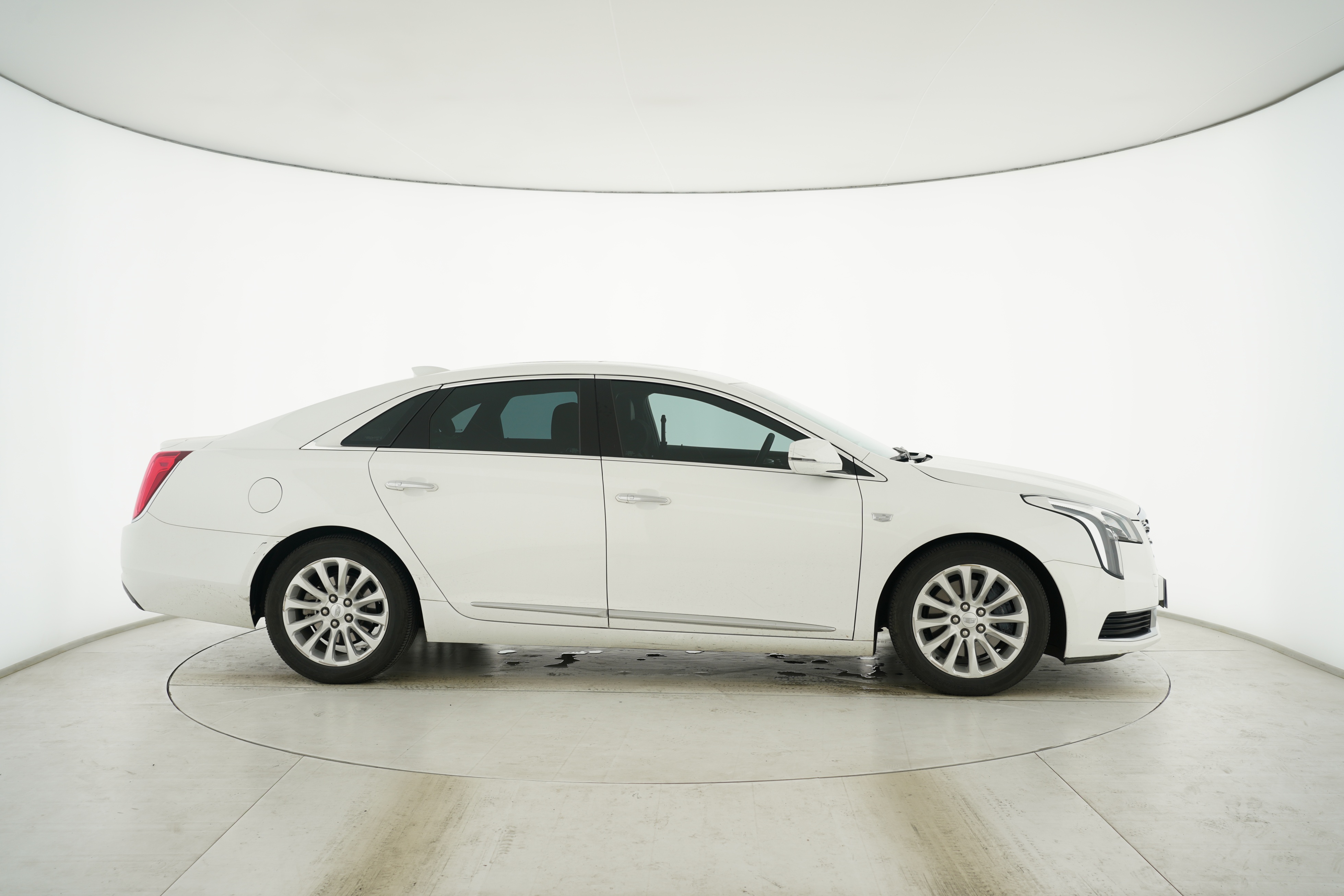 Cadillac XTS 2018 — фото 11