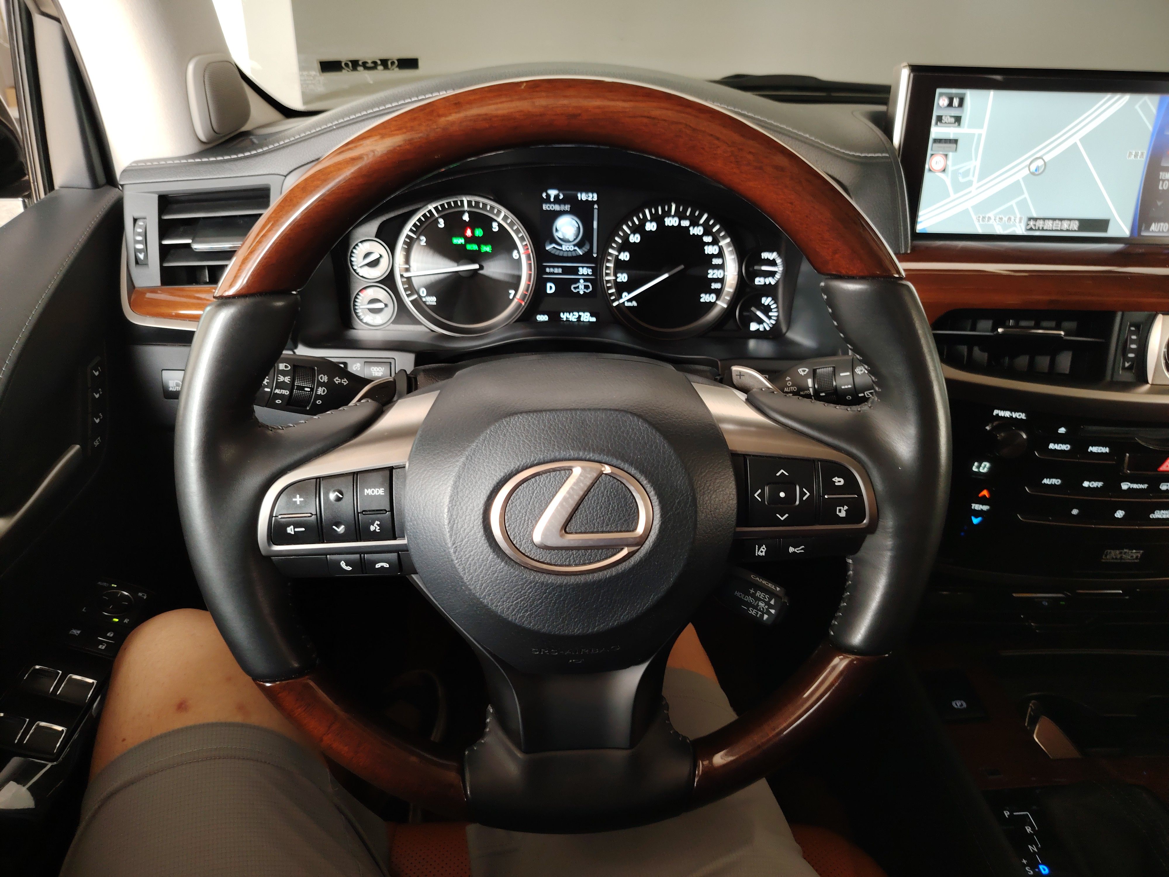 Lexus LX 2019 — фото 15