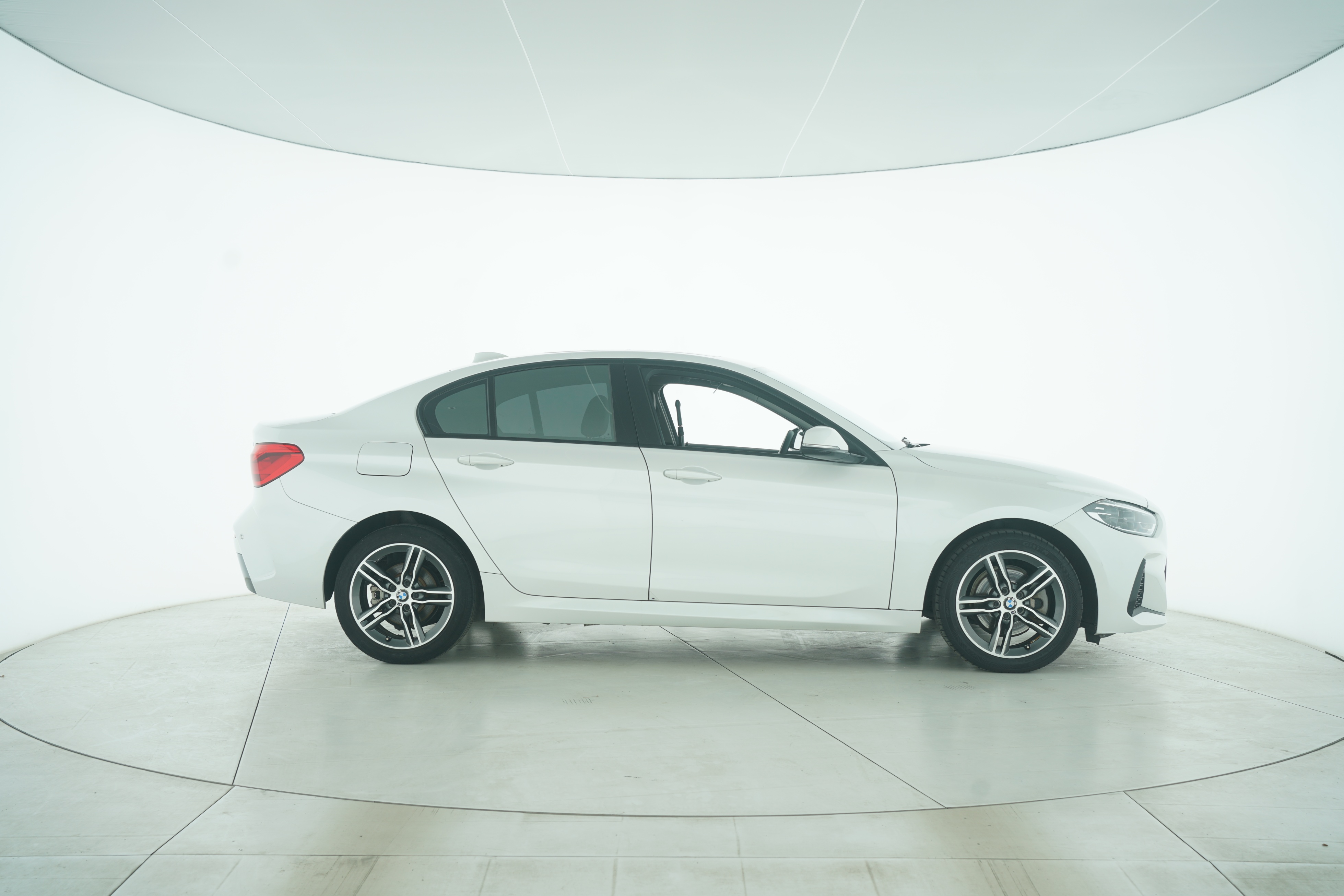 BMW 1 Series 2019 — фото 8