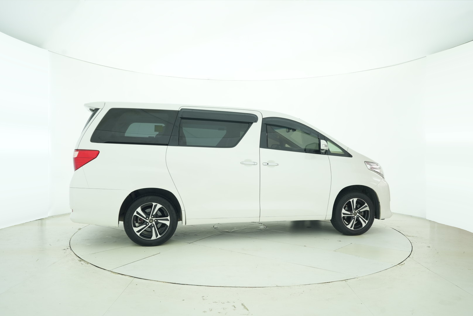 Toyota Elfa 2015 — фото 7