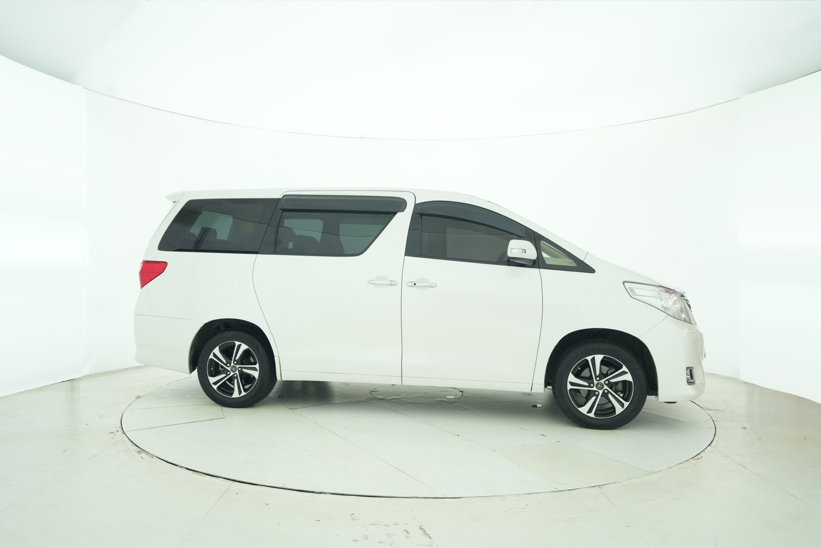 Toyota Elfa 2015 — фото 8