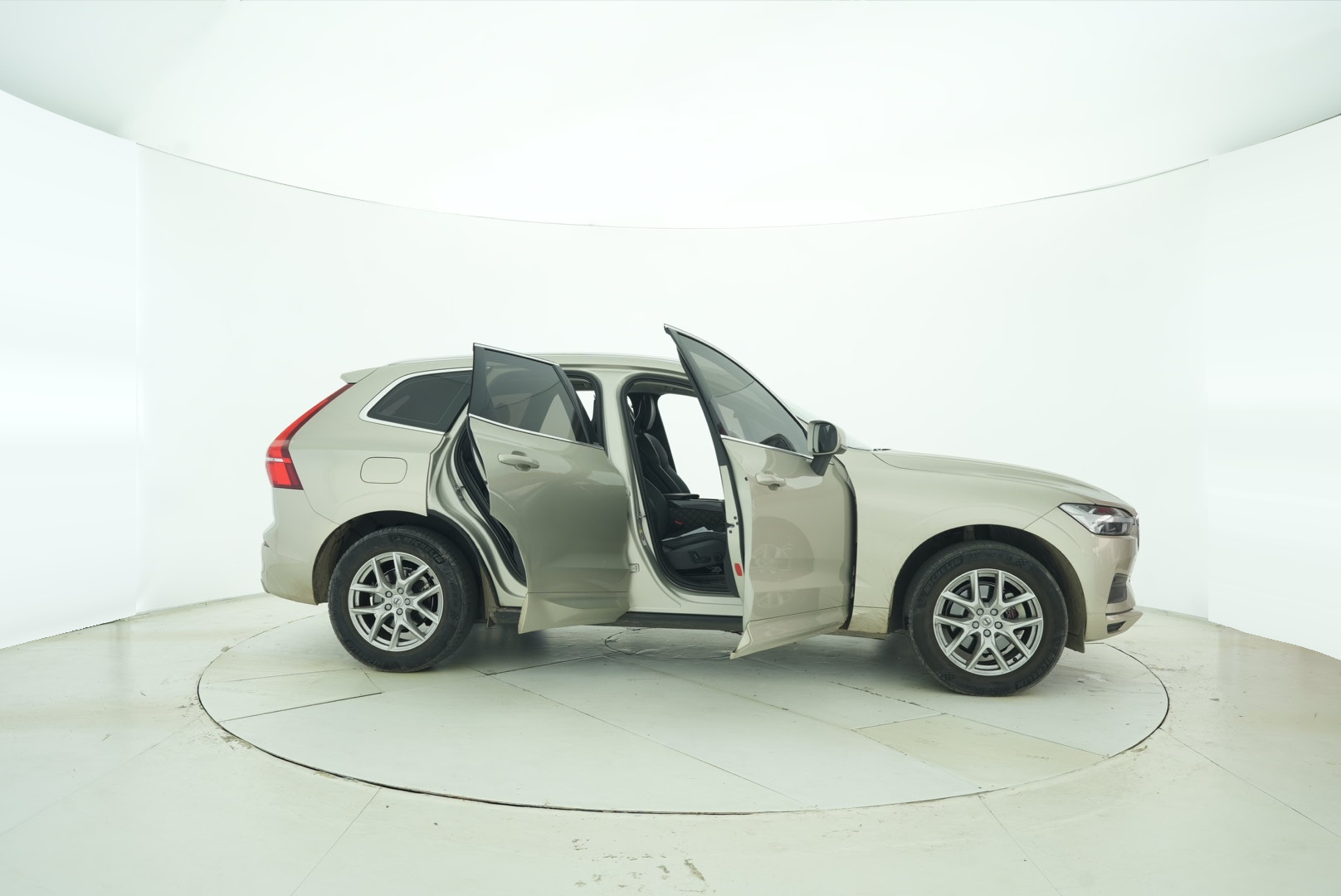 VOLVO XC60 2018 — фото 10