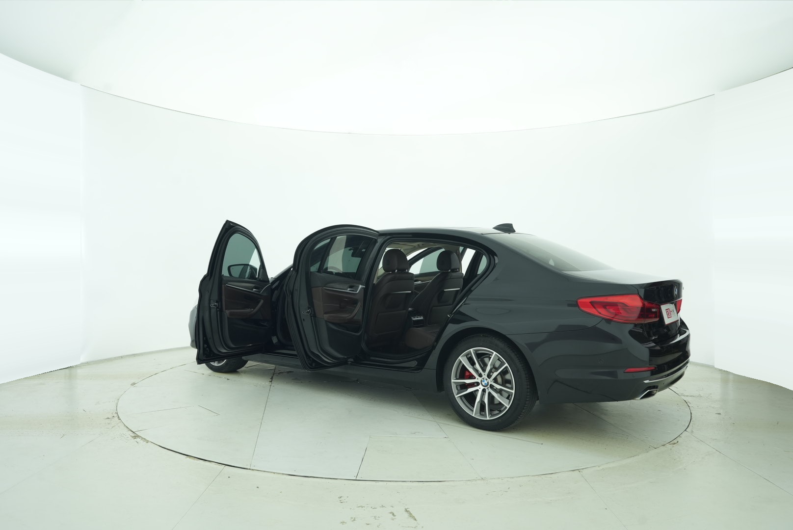 BMW 5 Series 2019 — фото 11