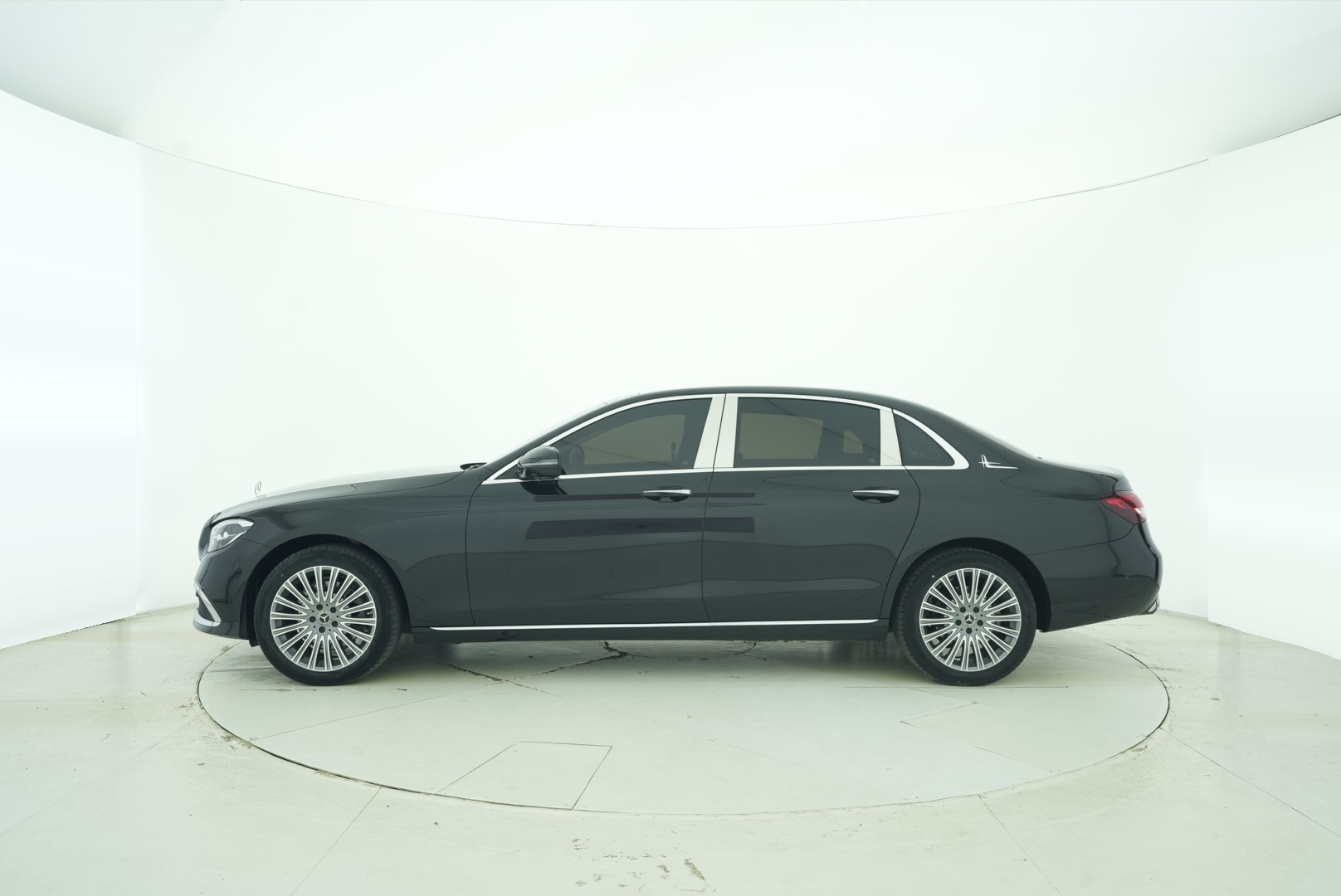 Mercedes Benz E-Class 2023 — фото 2