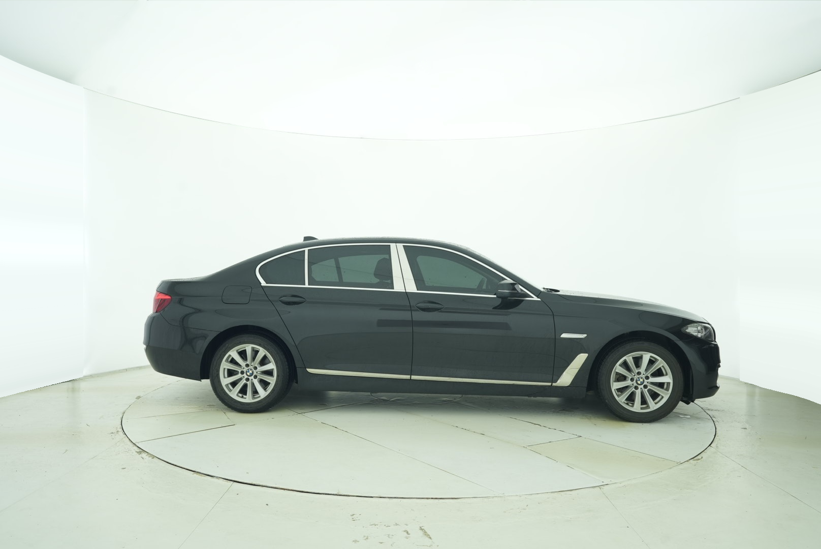 BMW 5 Series 2017 — фото 13