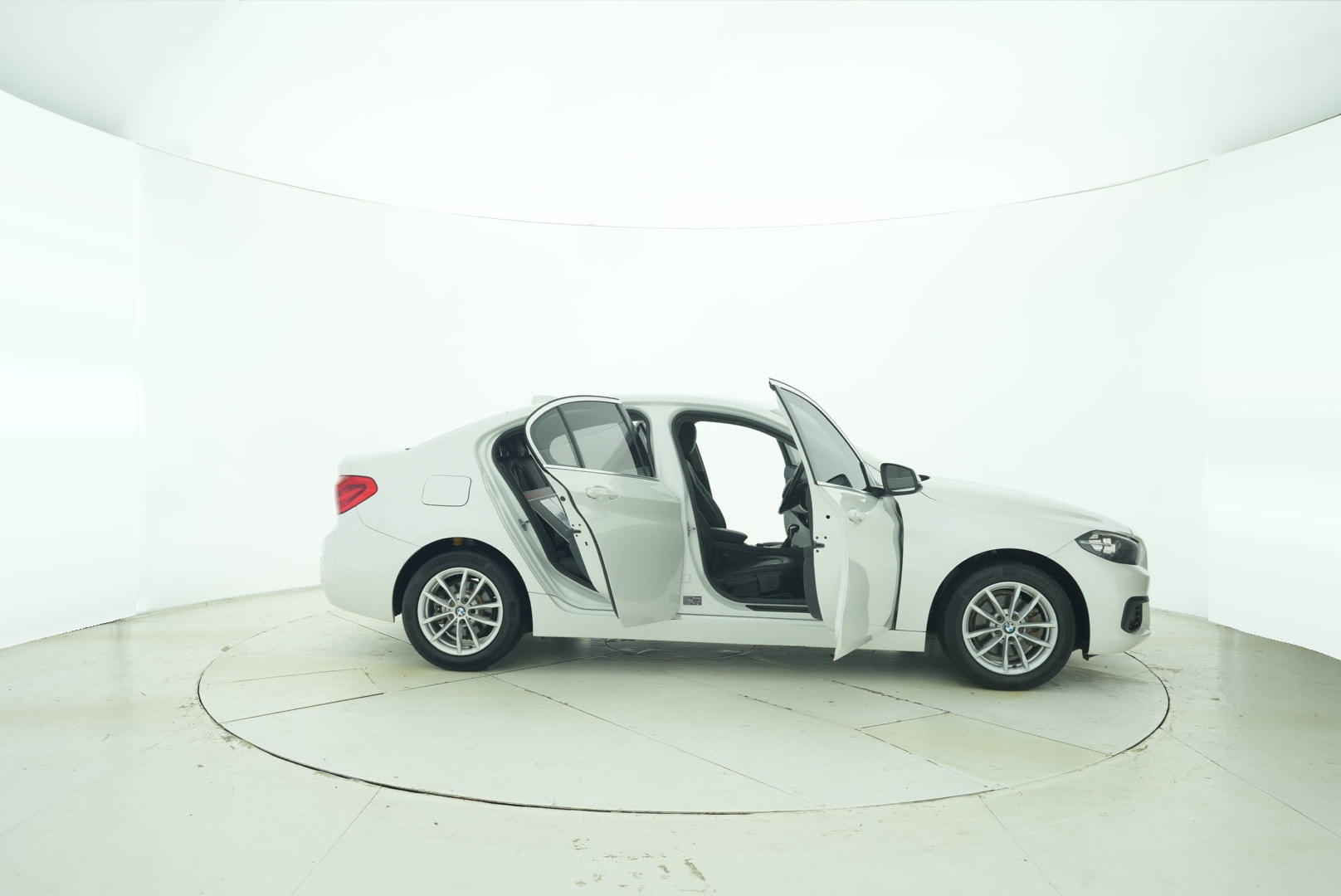 BMW 1 Series 2018 — фото 11