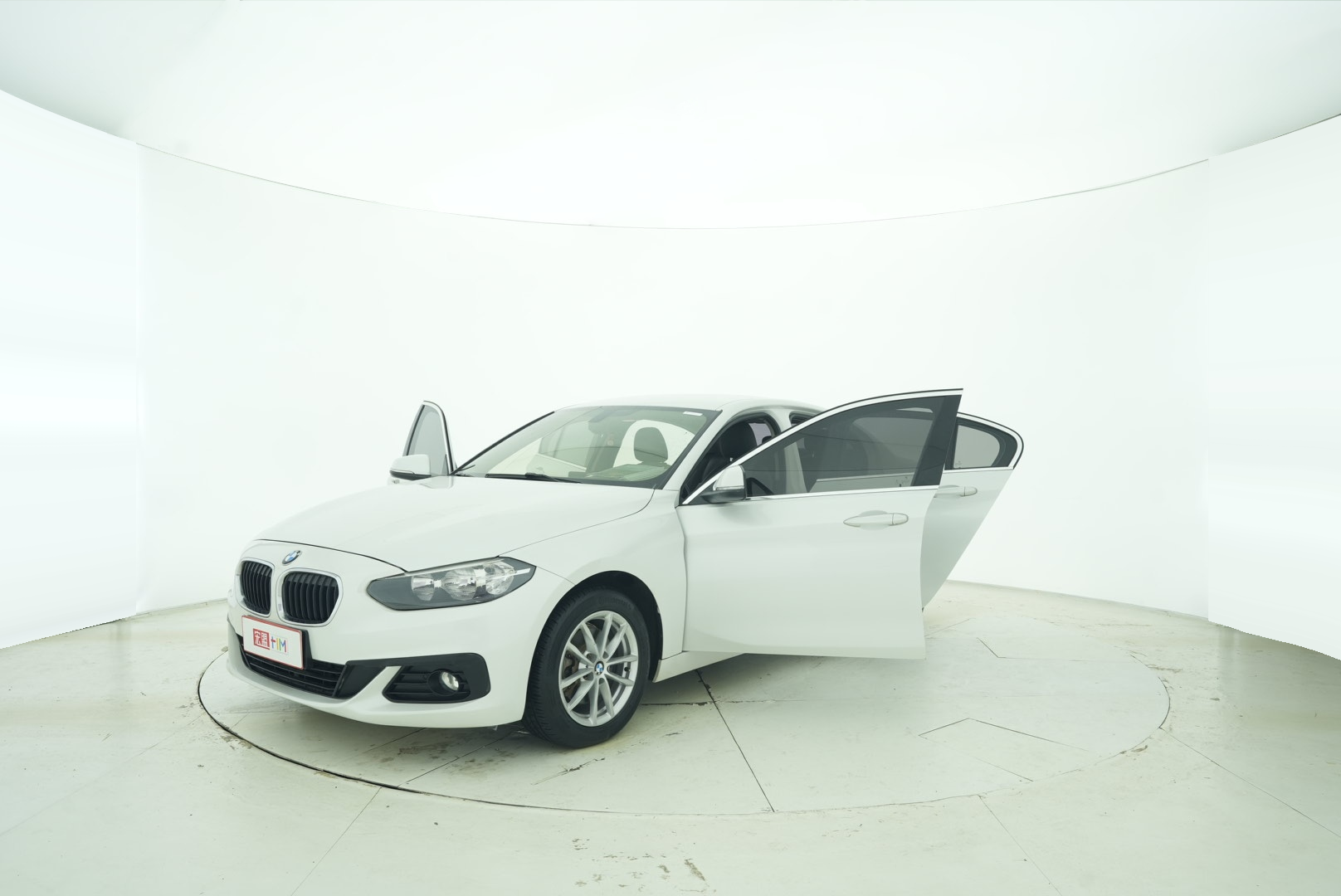 BMW 1 Series 2018 — фото 10