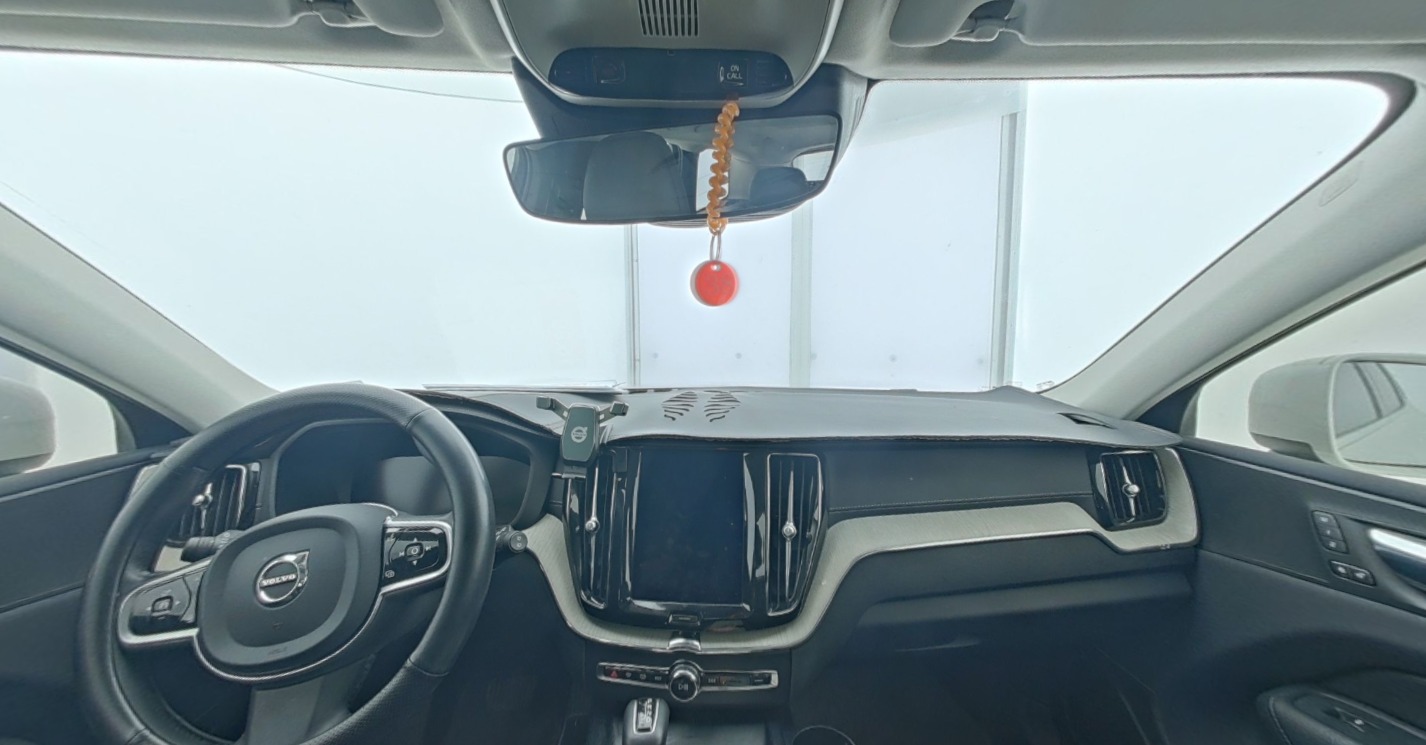 VOLVO XC60 2021 — фото 1