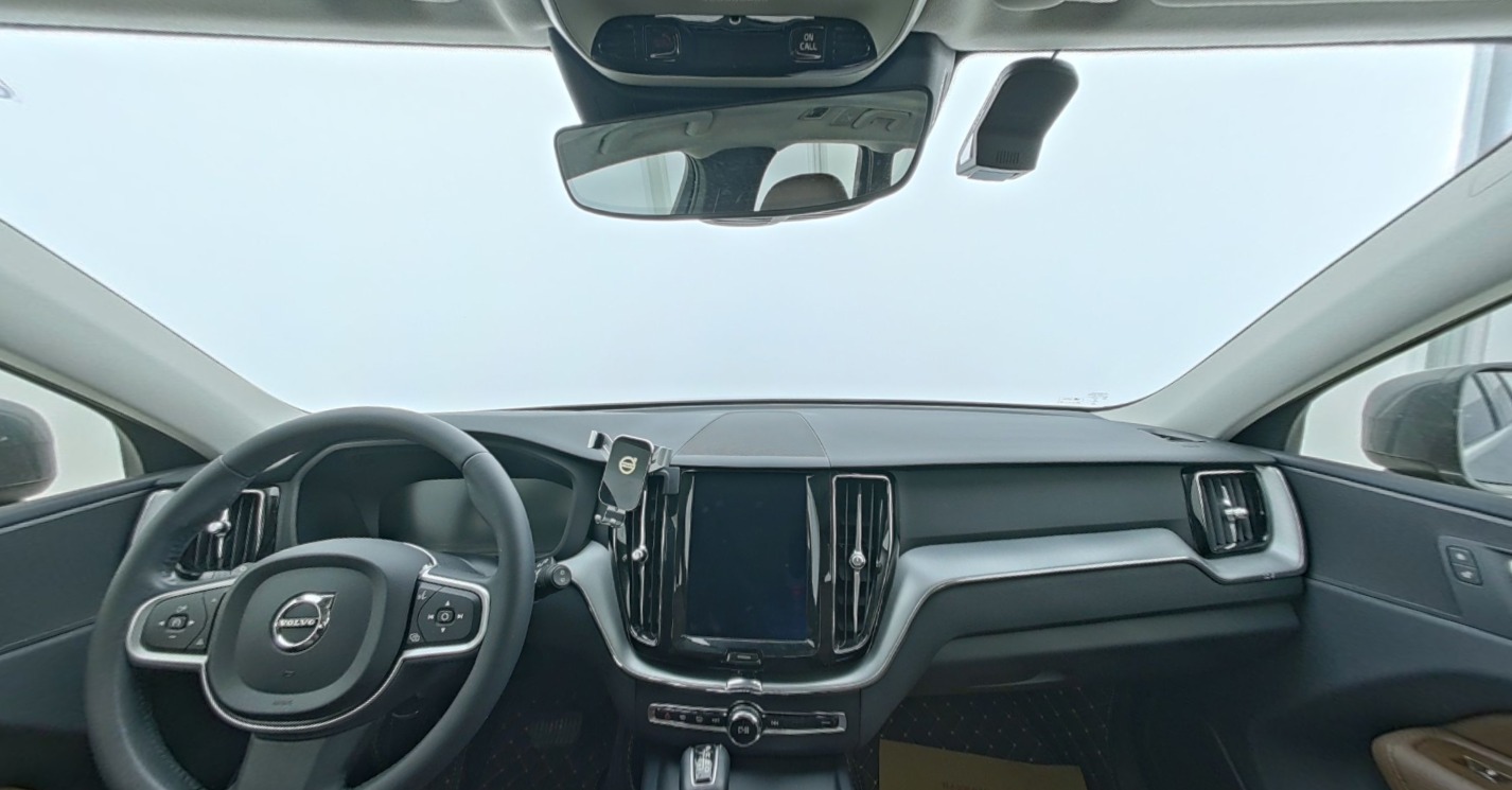 VOLVO XC60 2019 — фото 1