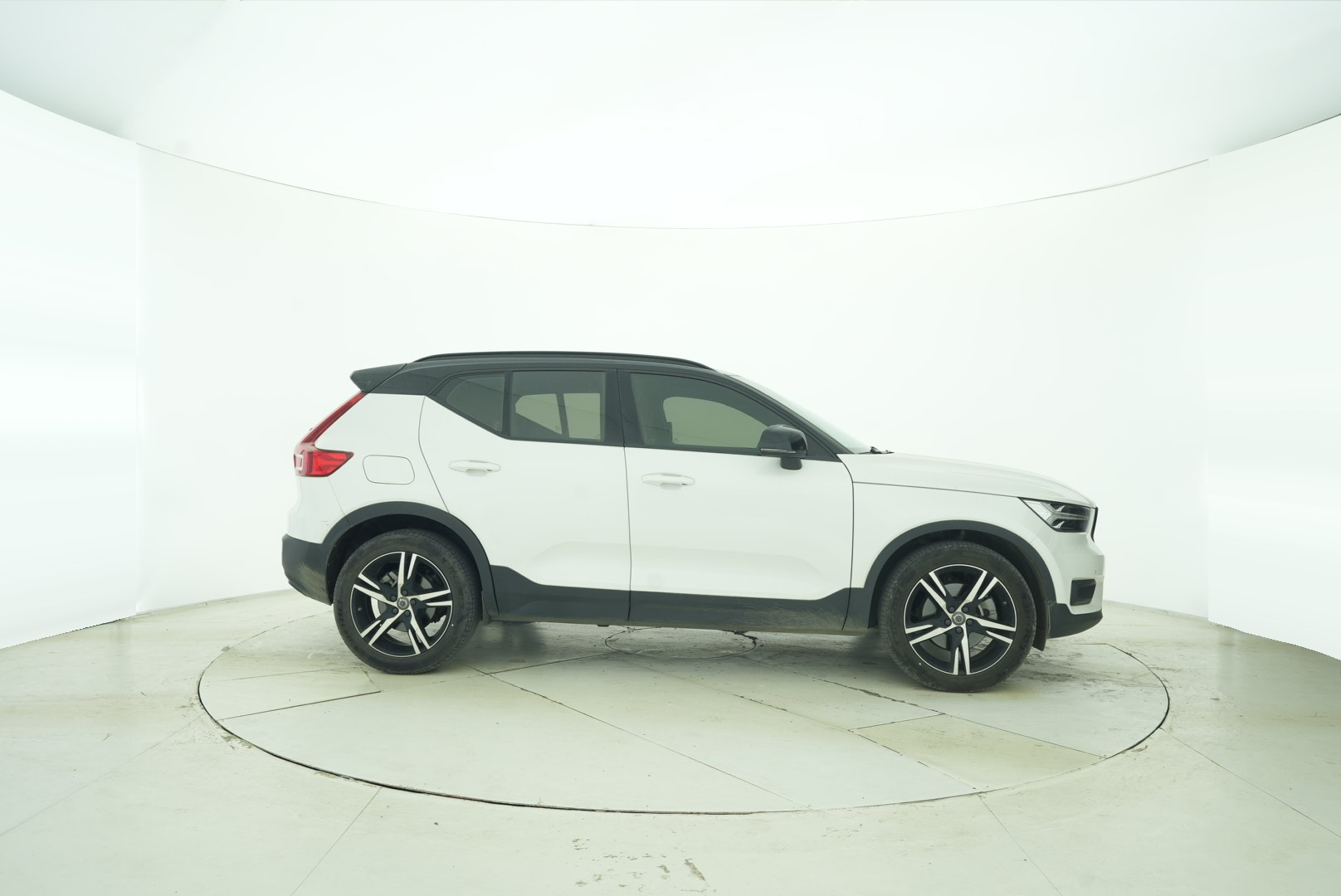 VOLVO XC40 2022 — фото 7
