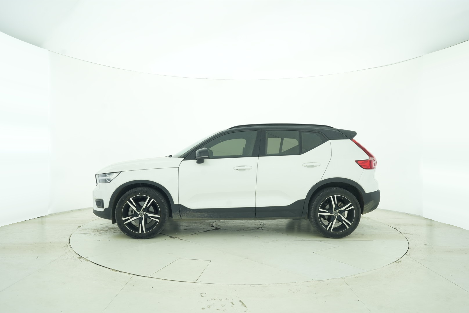 VOLVO XC40 2022 — фото 3