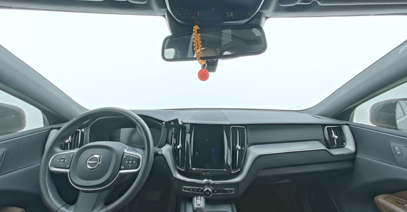 VOLVO XC60 2021 — фото 1