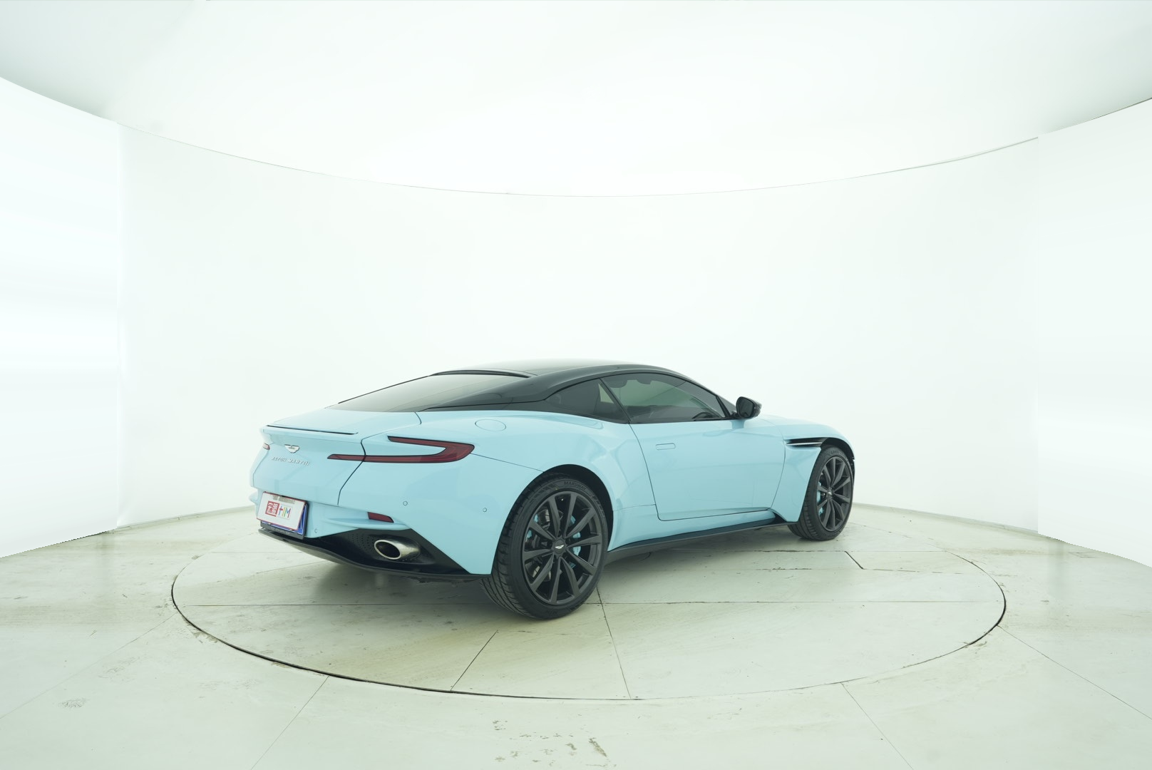 Aston Martin DB11 2017 — фото 6