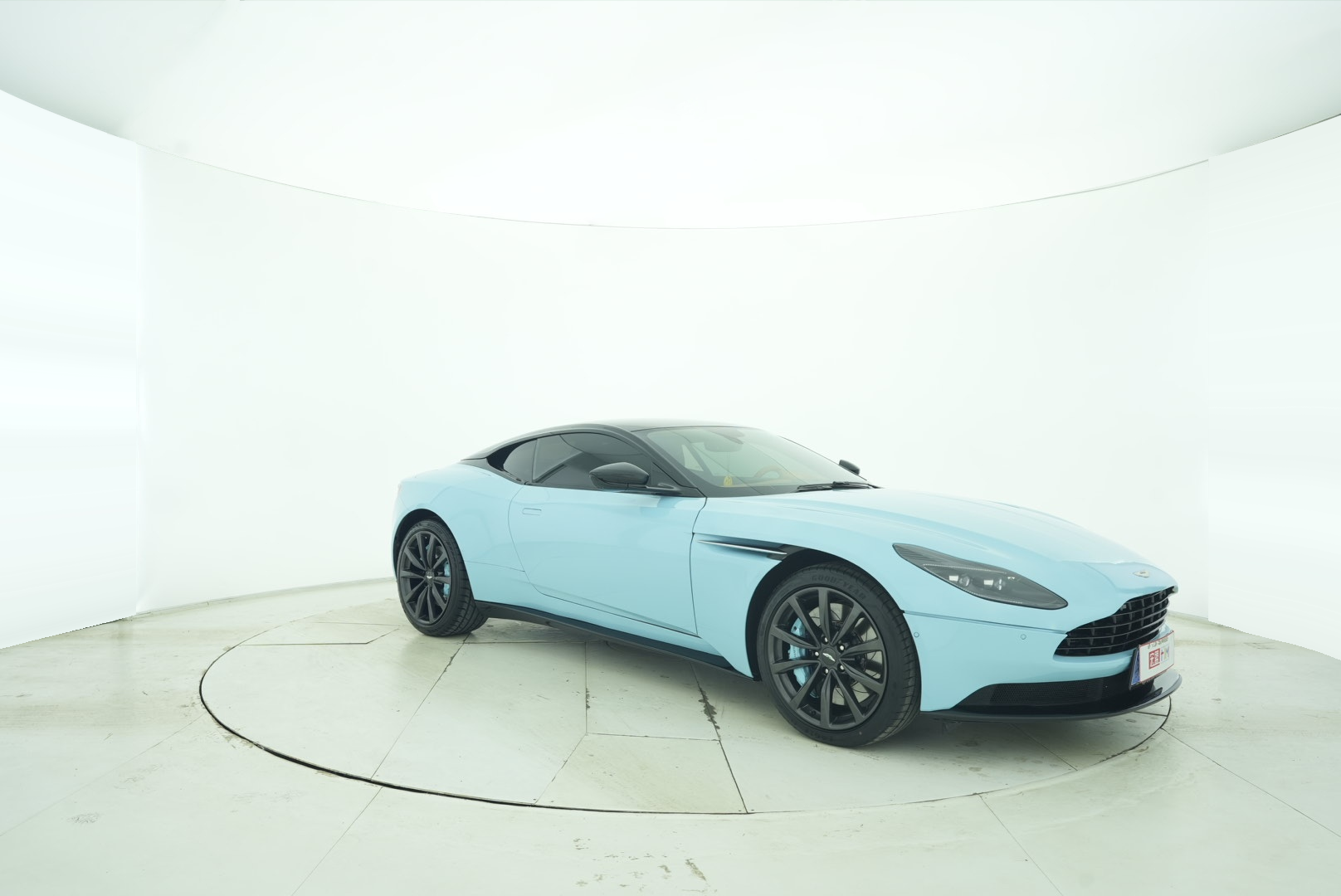 Aston Martin DB11 2017 — фото 8