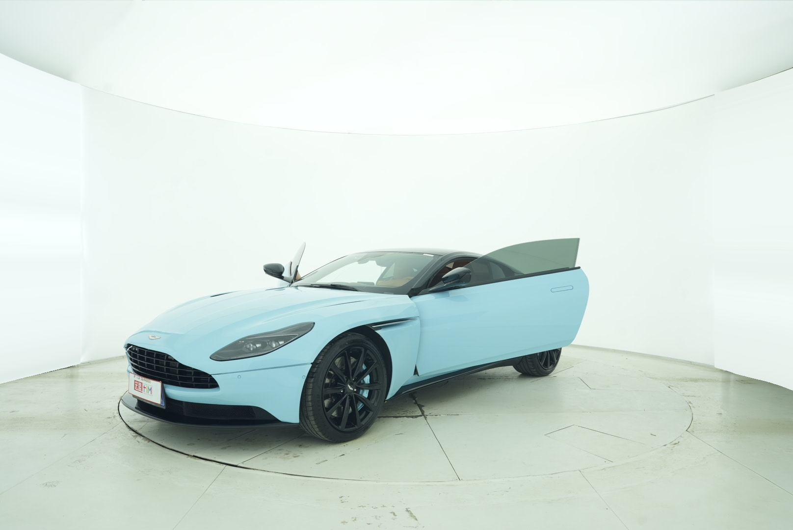 Aston Martin DB11 2017 — фото 10