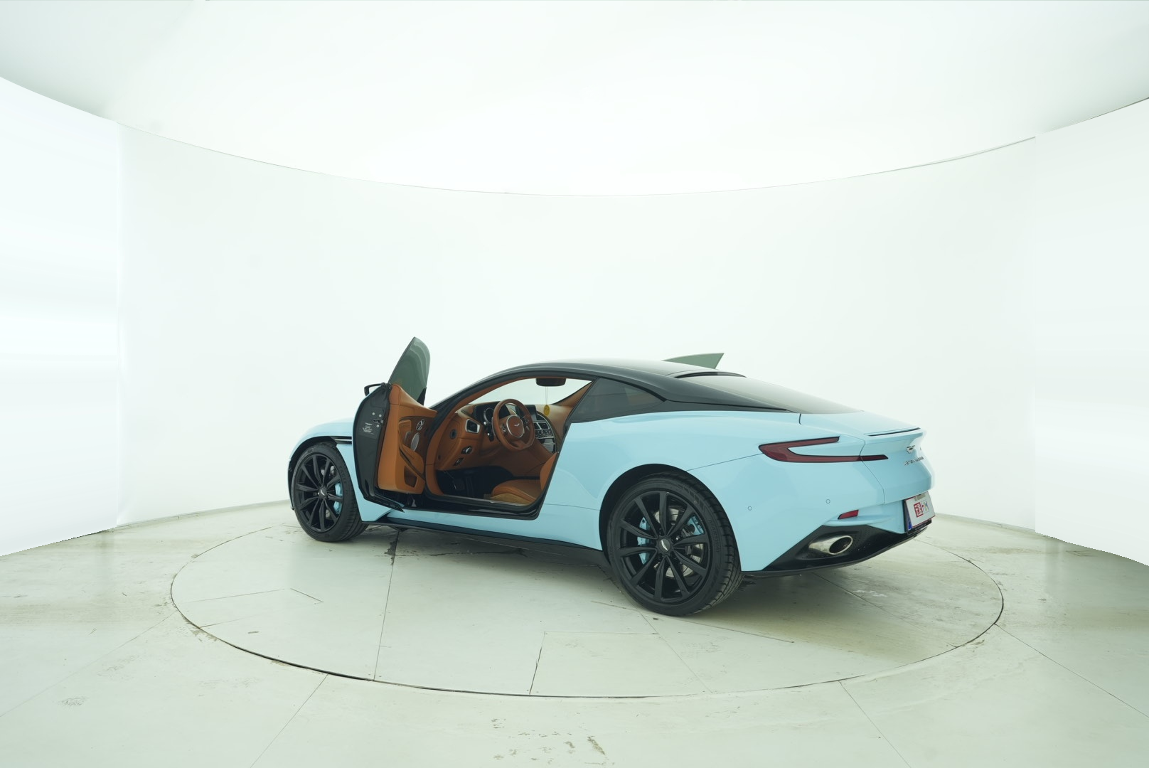 Aston Martin DB11 2017 — фото 12