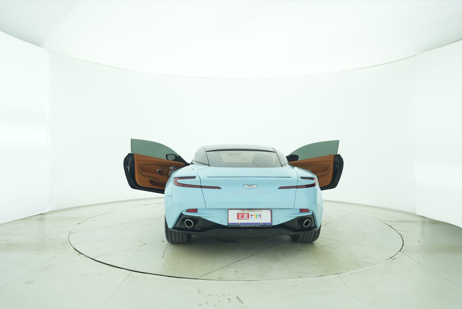 Aston Martin DB11 2017 — фото 13