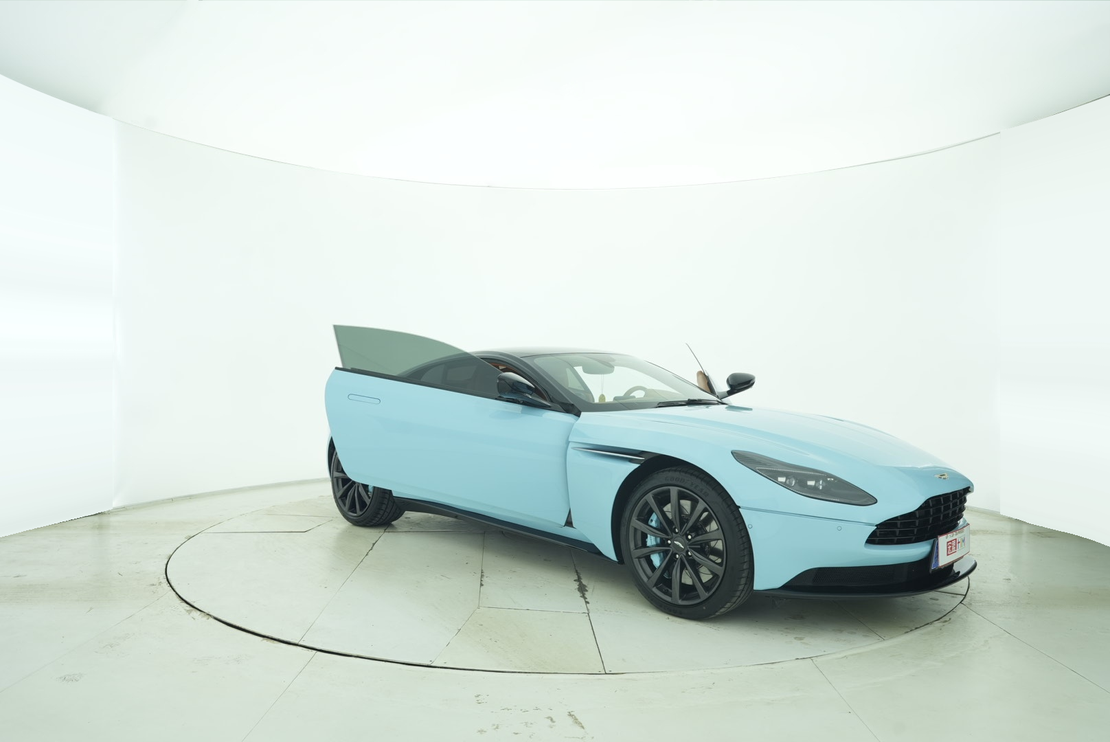 Aston Martin DB11 2017 — фото 17