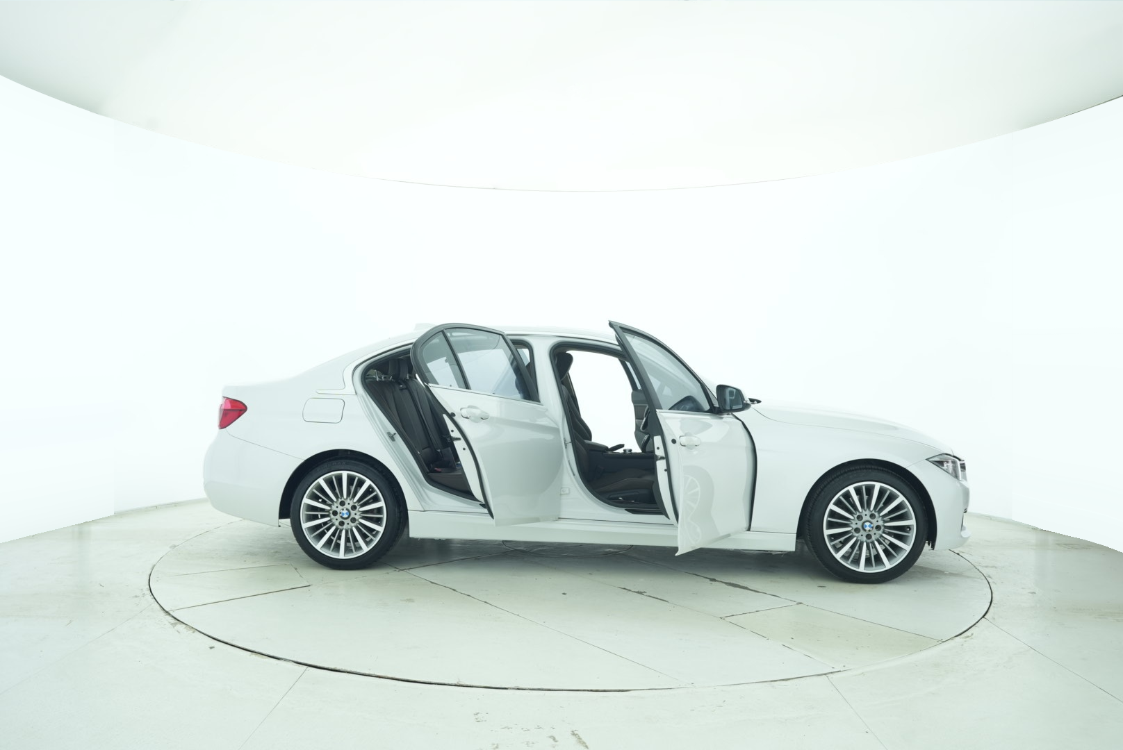 BMW 3 Series 2019 — фото 23