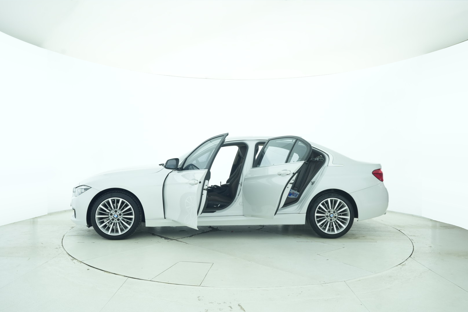 BMW 3 Series 2019 — фото 19