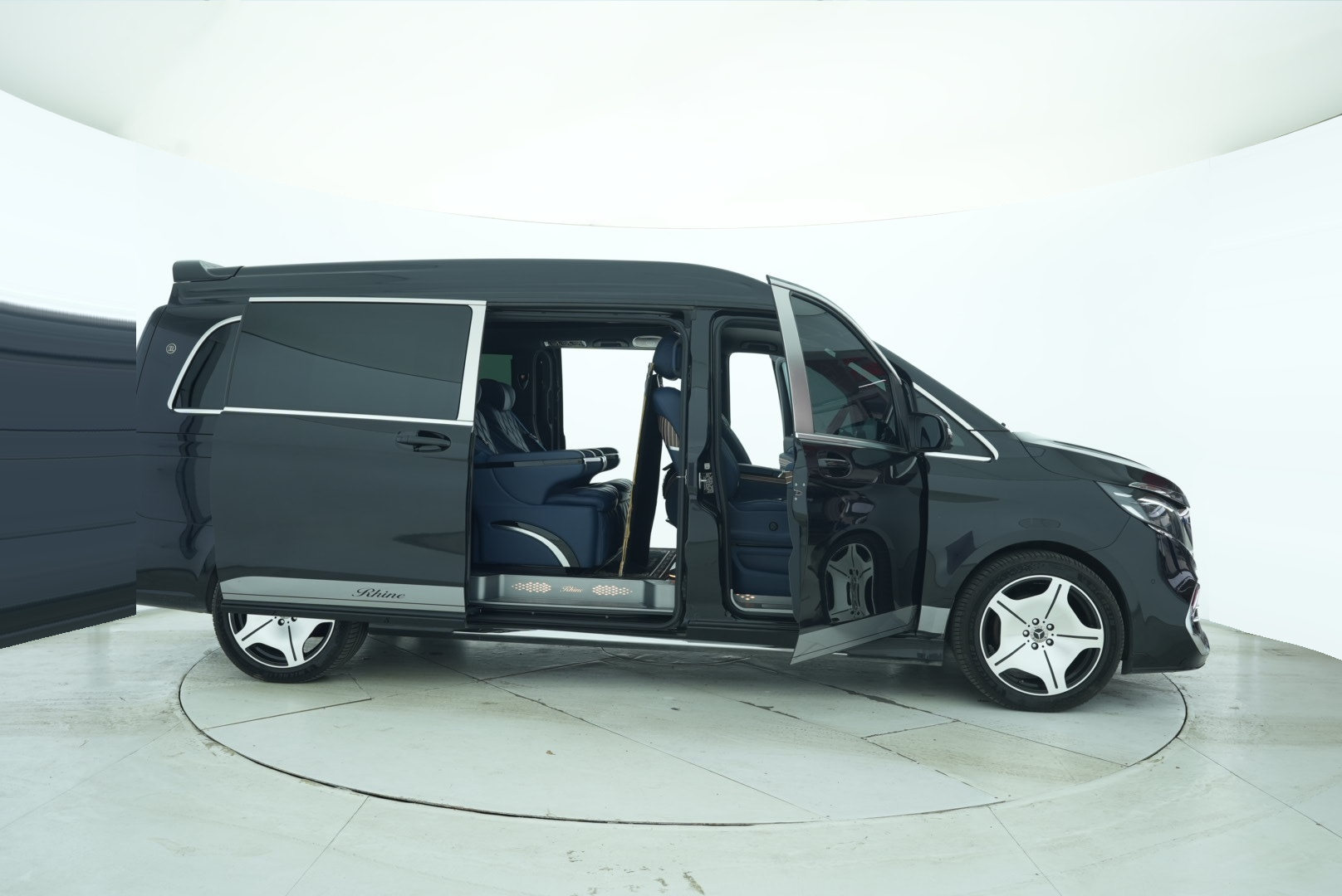 Mercedes Benz V-Class 2024 — фото 10