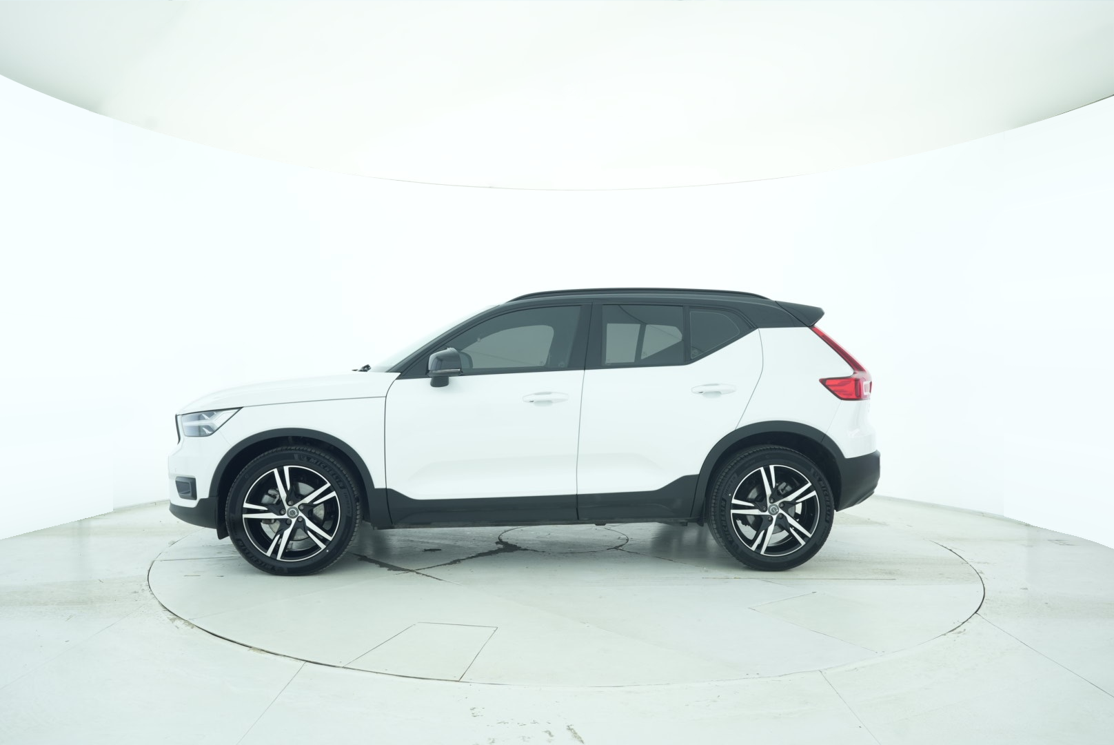 VOLVO XC40 2021 — фото 3