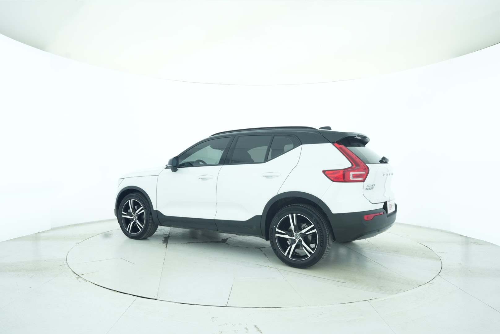 VOLVO XC40 2021 — фото 4