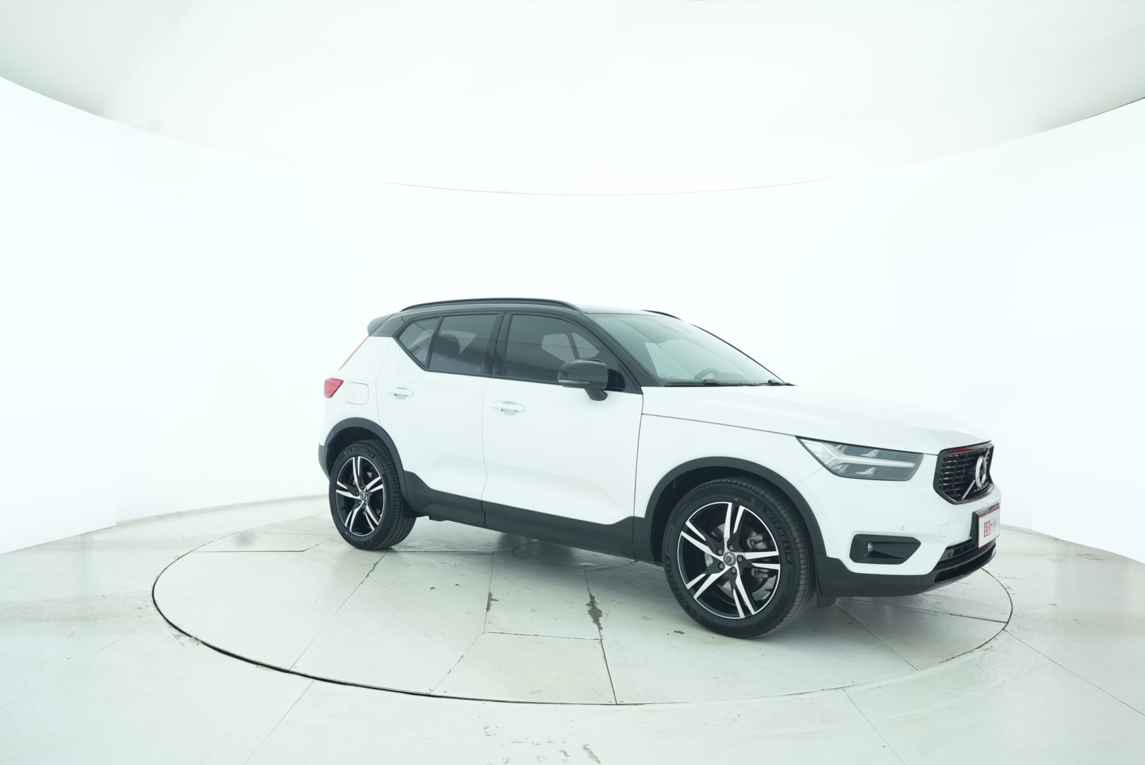 VOLVO XC40 2021 — фото 8