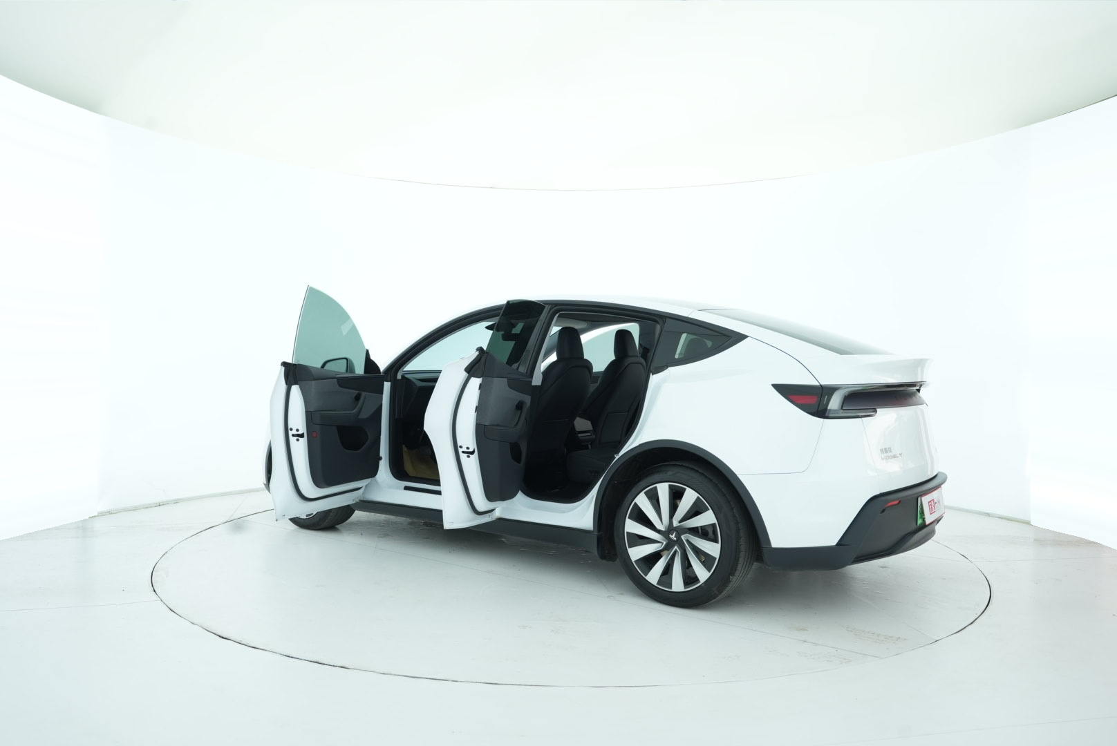 Tesla Model Y 2025 — фото 12