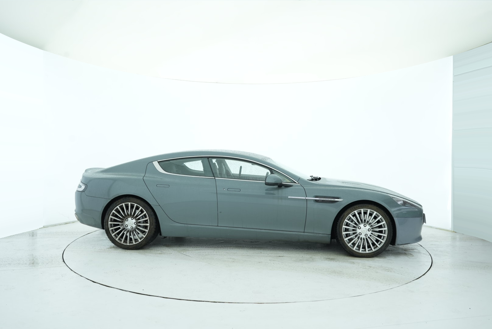 Aston Martin DB9 2013 — фото 7