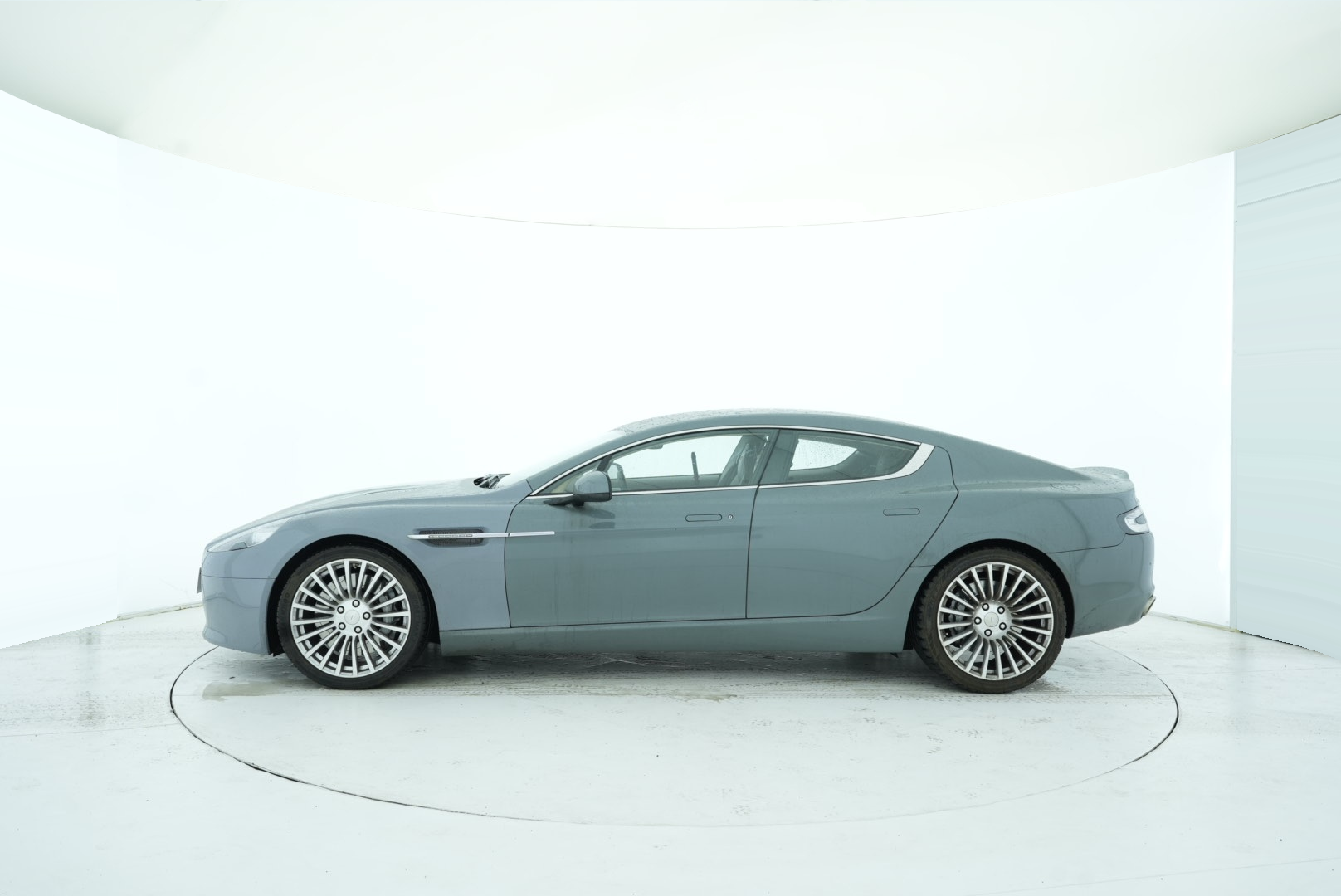 Aston Martin DB9 2013 — фото 3