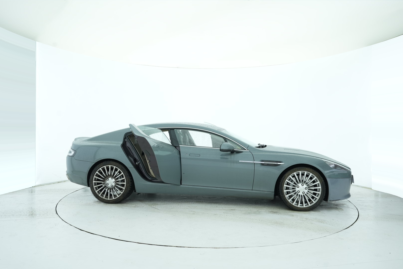 Aston Martin DB9 2013 — фото 16