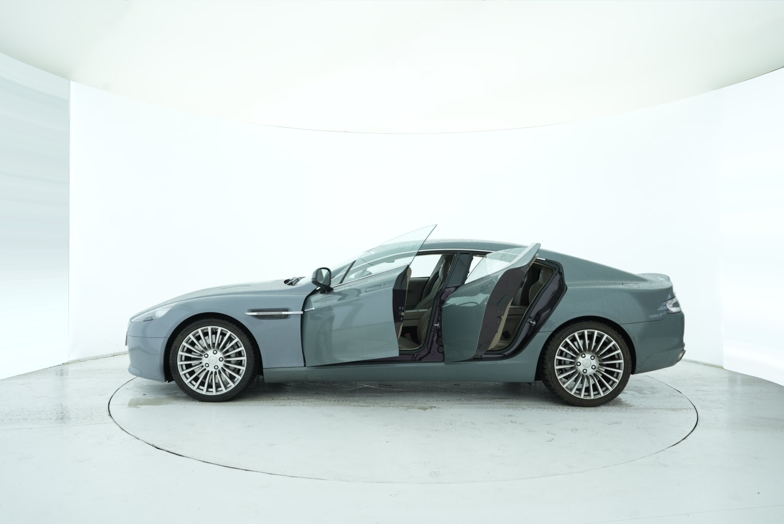 Aston Martin DB9 2013 — фото 12