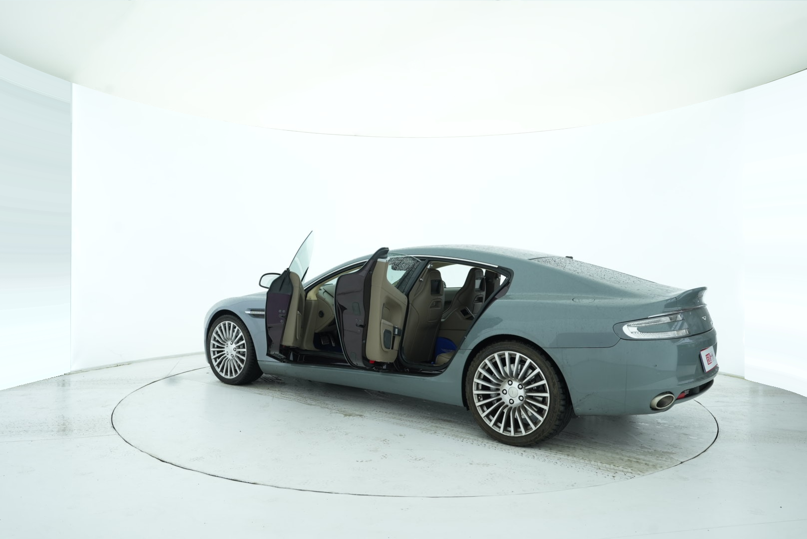 Aston Martin DB9 2013 — фото 13