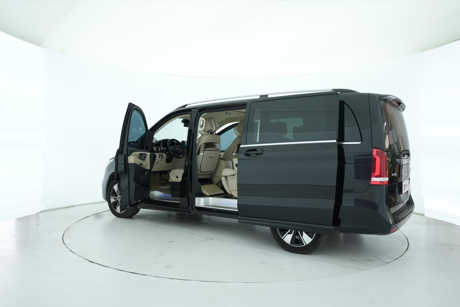 Mercedes Benz V-Class 2021 — фото 13
